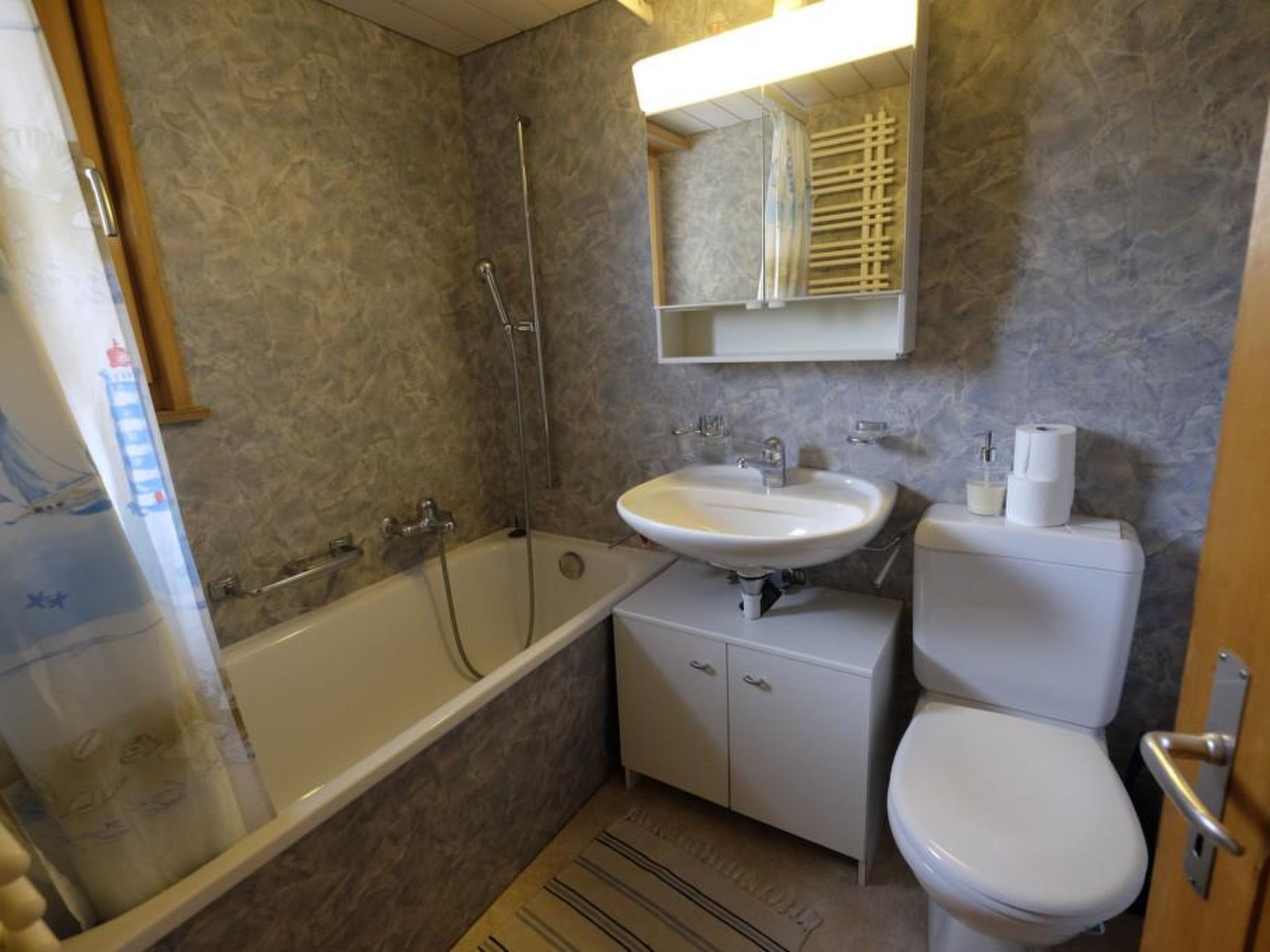 Wildrösli Appartement/Fewo, Bad, WC, 2 Schlafräume 3-Zimmer-Parterrewohnung - Drinnen