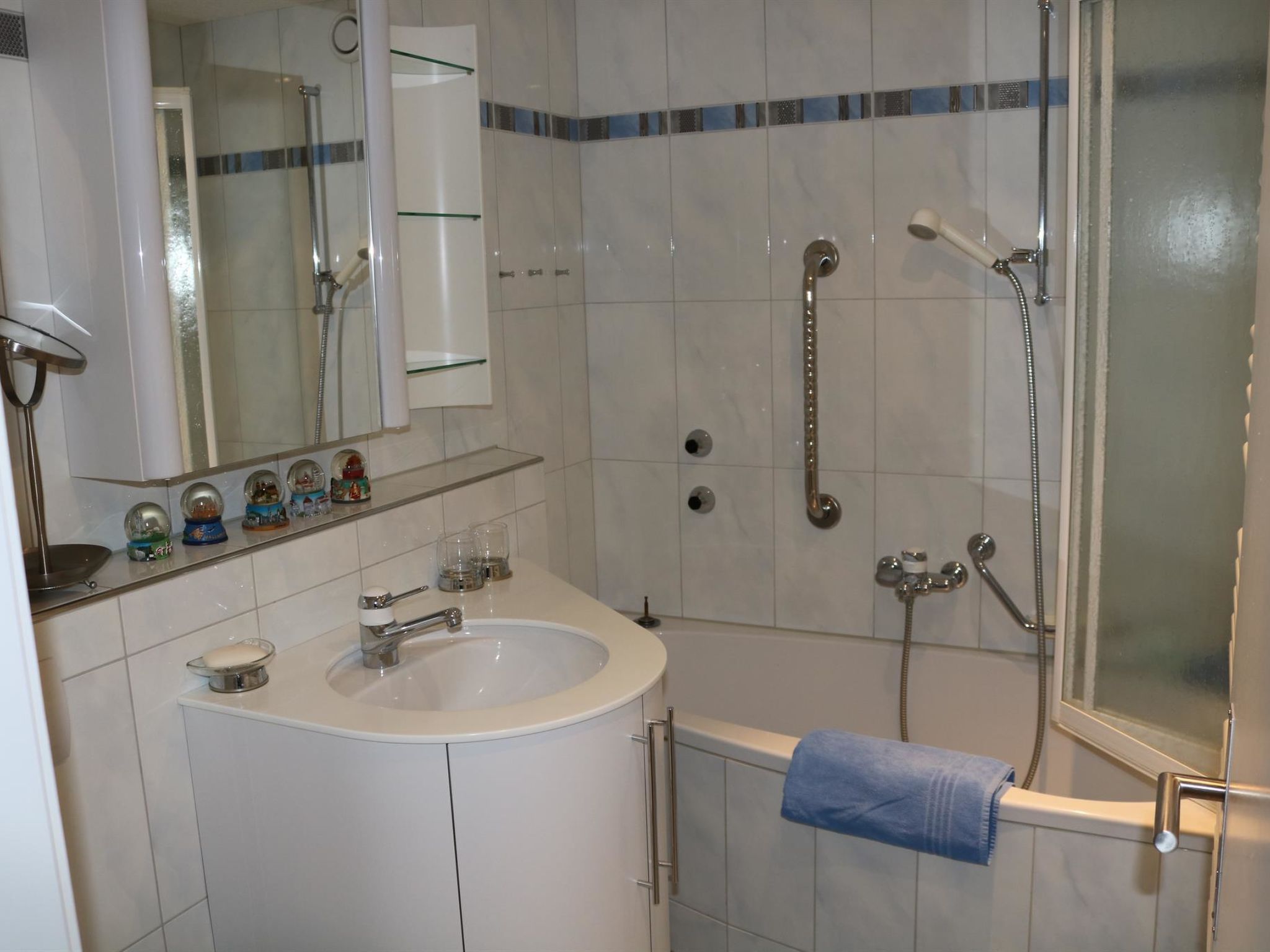 Gruebi - Haus Baldrian Appartement/Fewo, Bad, WC, 2 Schlafräume 3-Zimmerwohnung - Binnen