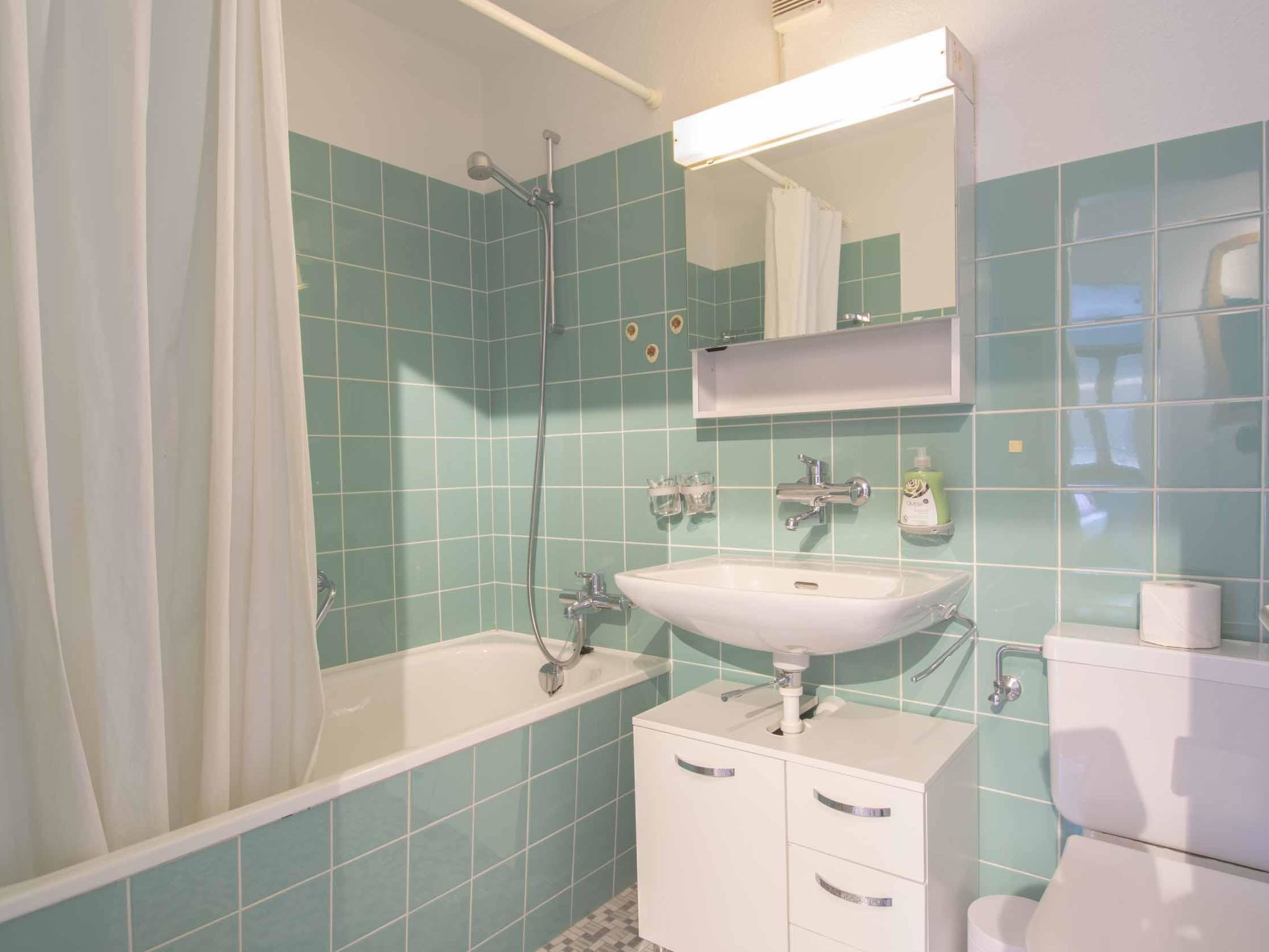 Titschermatte Appartement/Fewo, Bad, WC, 2 Schlafräume 3-Zimmerwohnung - Drinnen