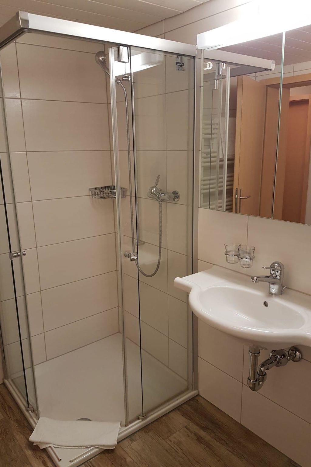 Grüneggli Appartement/Fewo, Bad, WC, 2 Schlafräume 3.Zimmerwohnung - Image-tags.info