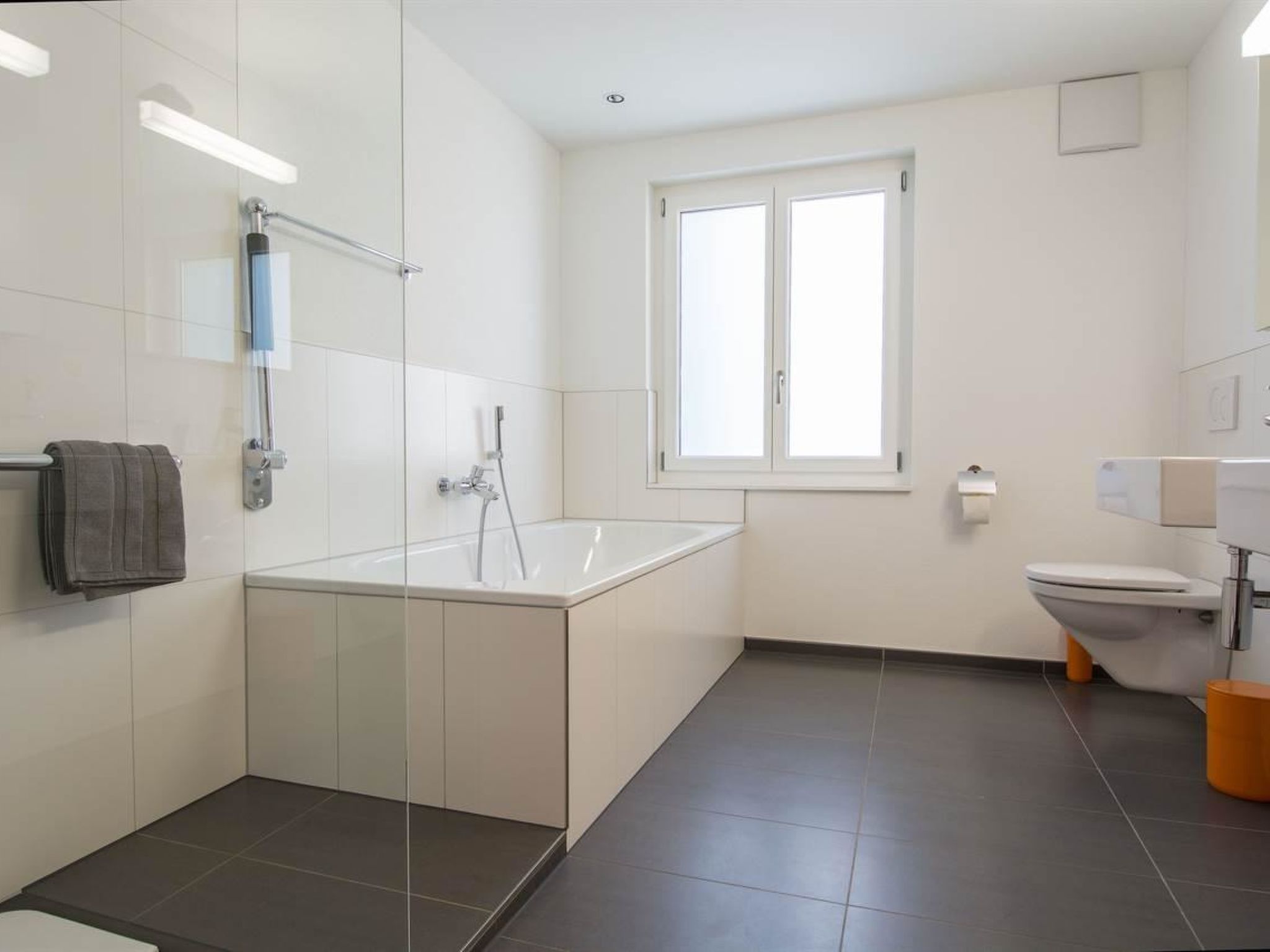 Im Zentrum Appartement/Fewo, Dusche und Bad, WC, 2 Schlafräume 3-Zimmerwohnung - Dedans