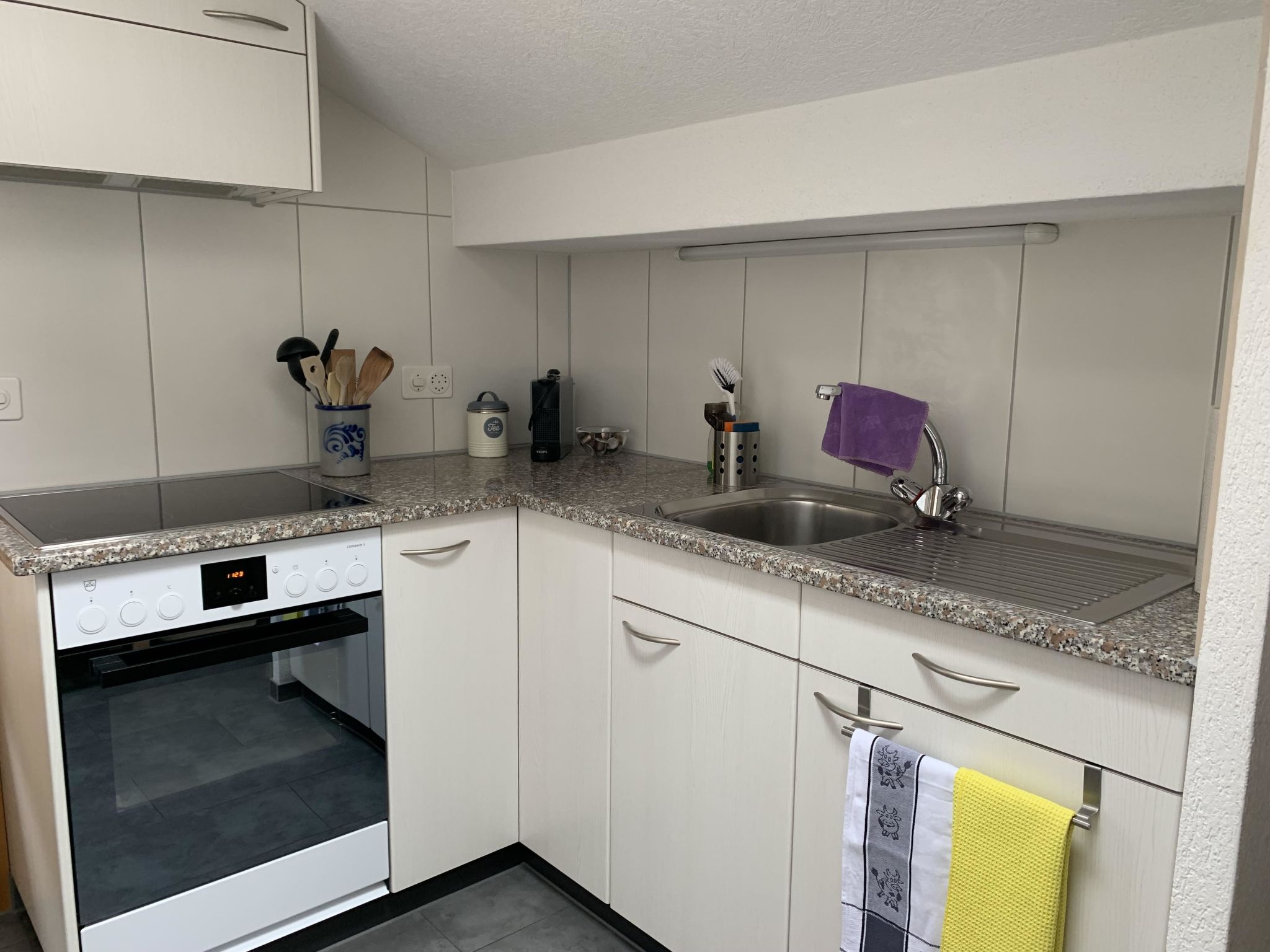 Hari Appartement/Fewo, Dusche, WC, 1 Schlafraum 1.5 Zimmerwohnung - Inside