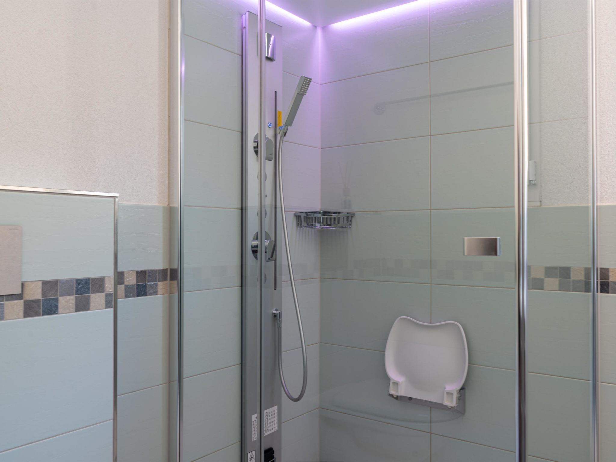 Ravinel 2 Appartement/Fewo, Dusche, WC, 3 Schlafräume 4-Zimmerwohnung - Drinnen