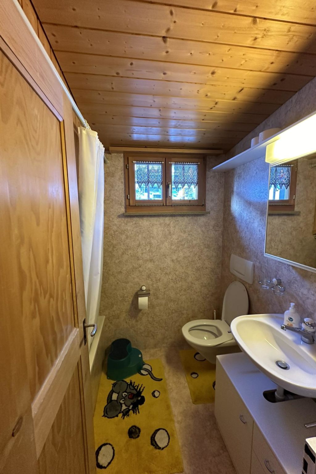 Photo of Chalet Sunneschy DG Appartement/Fewo, Dusche und Bad, WC, 2 Schlafräume