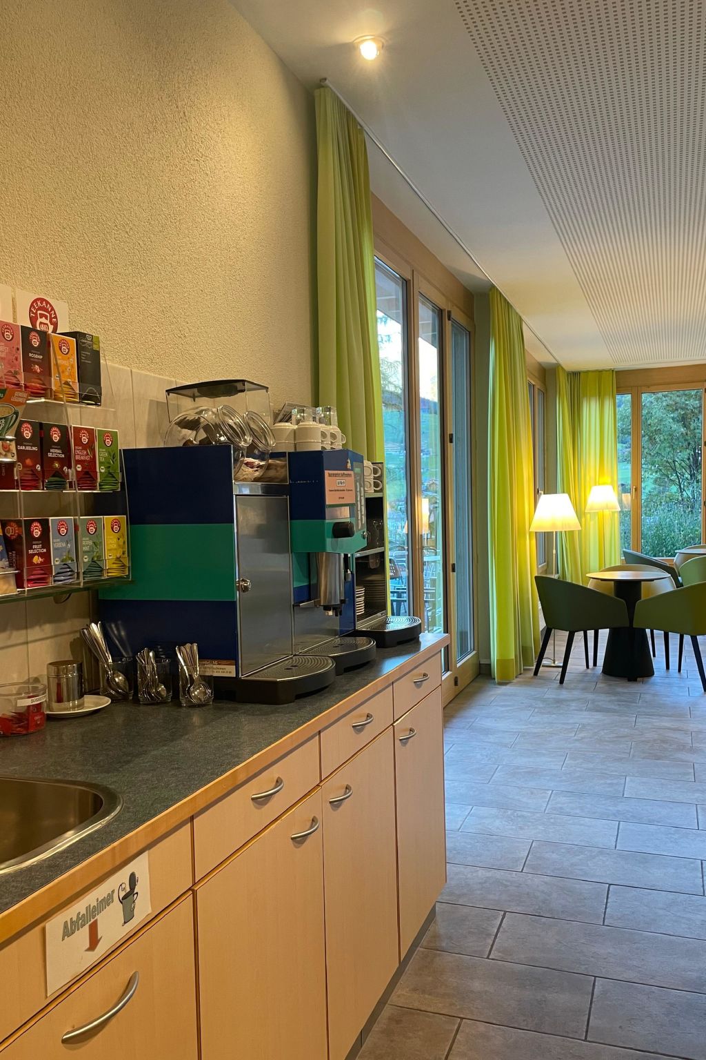 Ferien- und Familienhotel Alpina Familienzimmer, Dusche, WC, Standard - Drinnen
