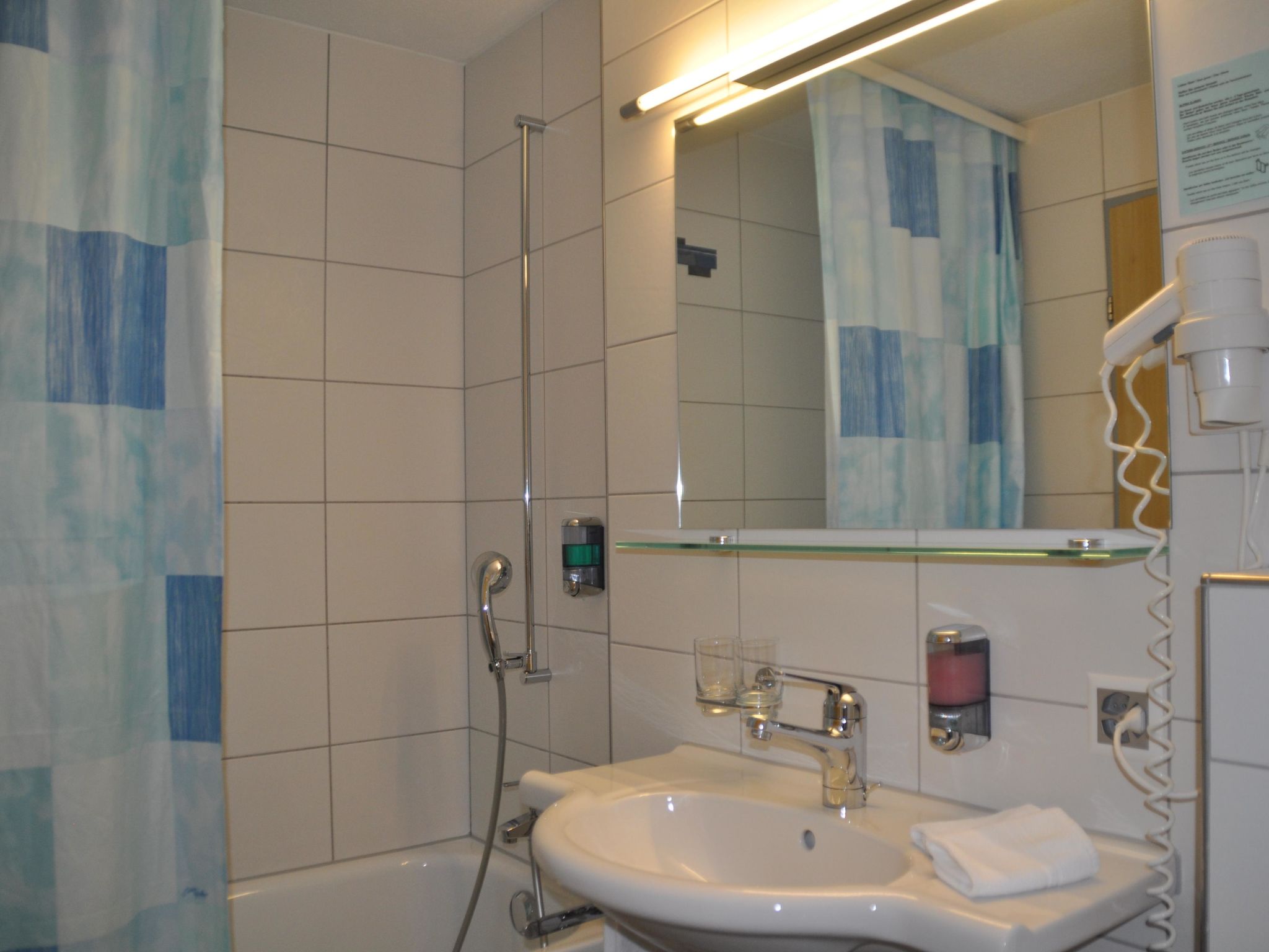 Ferien- und Familienhotel Alpina Familienzimmer, Dusche, WC, Standard - Drinnen