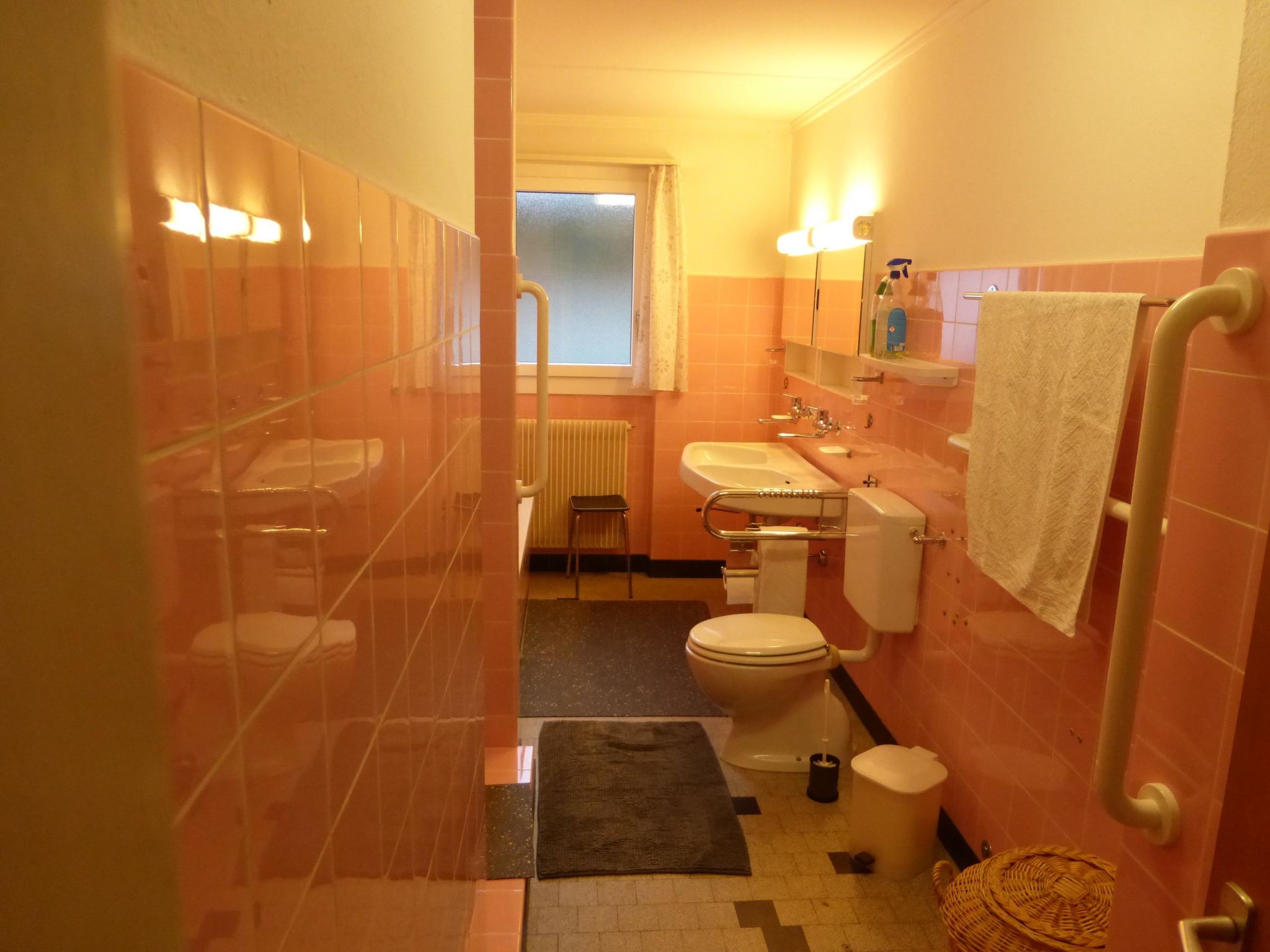Photo of Bärggeist, Gruebiweg 8, Adelboden Appartement/Fewo, Dusche und Bad, WC, 4 oder m