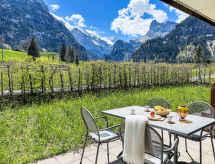Bergluft: modern appartement in Kandersteg met jacuzzi en skipiste op 550m - thumbnail 2