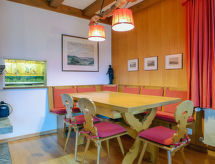 Chalet Marietta: Ruim vrijstaand chalet direct aan de piste in Kandersteg - thumbnail 4