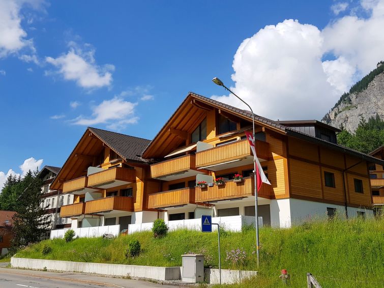 "Lantau", appartement 3-kamers 68 m2 op de 1e verdieping. Ruim en licht, comfortabel en gezellig ingericht: open woon-/eetkamer met panoramavenster met eettafel, Kabel-TV, radio en elektrische rolluik..