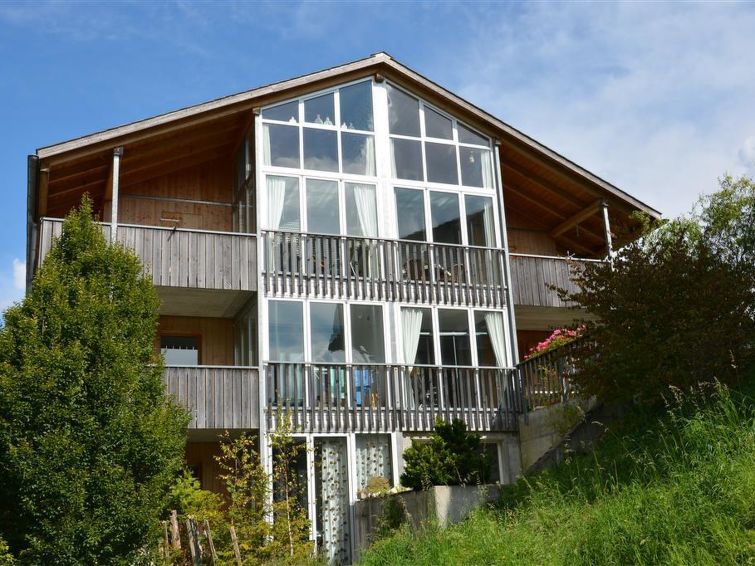 54 m2. Meer informatie beschikbaar bij de aanbieder: 3-room apartment (54sqm) on the 1st floor of an apartment chalet, nearby the ski area "Rinderberg". Quiet and sunny location with beautiful view. W..