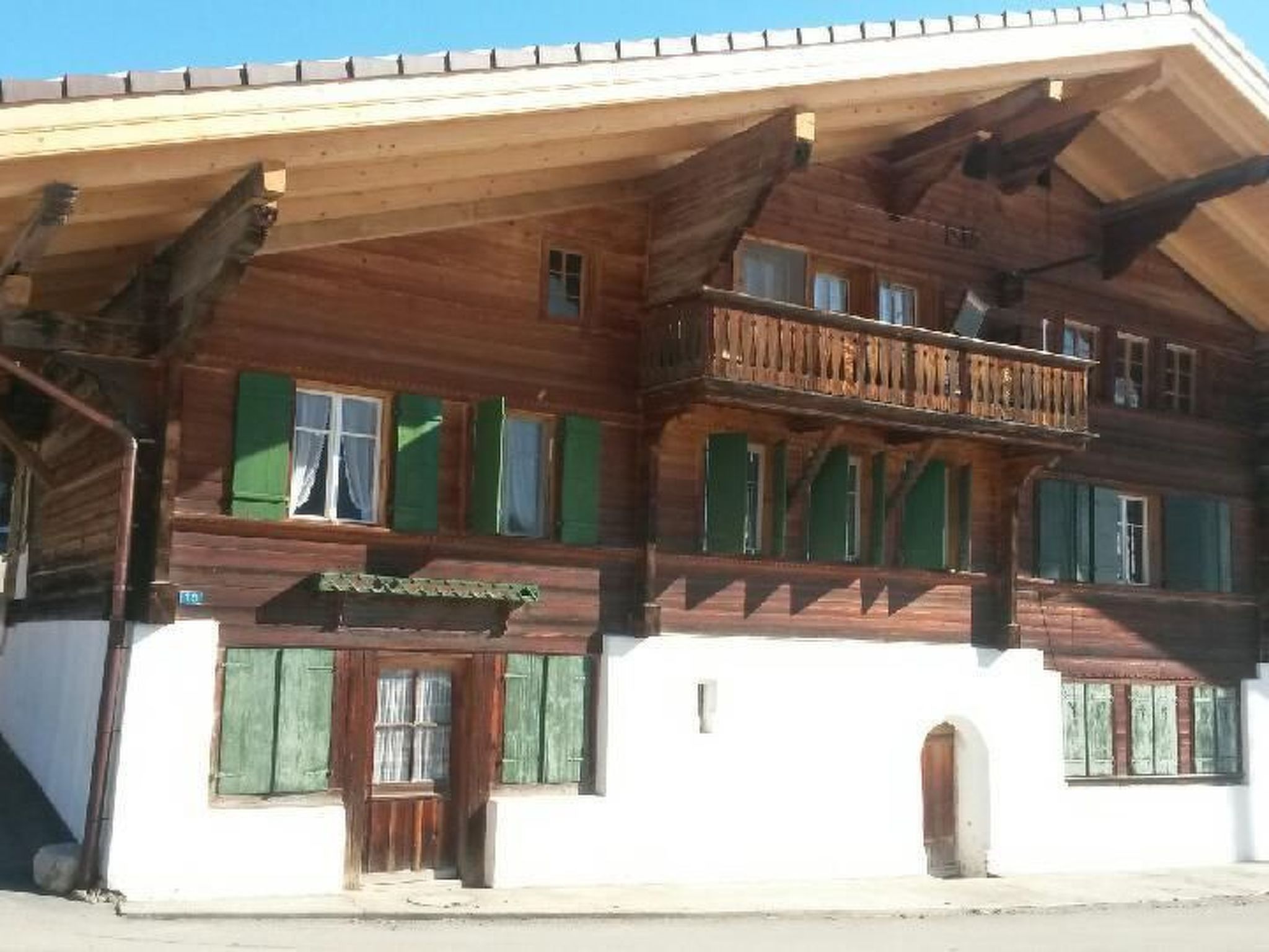 Rustikale 2 1/2-Zimmerwohnung 60 m2 (älteres Doppelhaus, Raumhöhe 1.90 m), sonnige, ruhige Lage in Mannried 3 km ausserhalb von Zweisimmen. Grosses Wohnzimmer mit Polstergruppe ausziehbar und Esst..