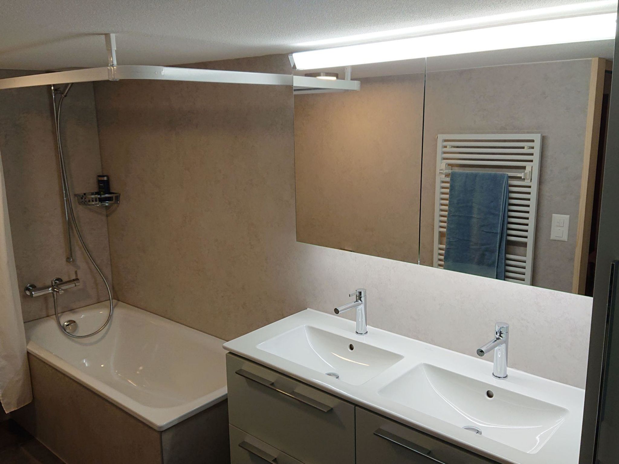 Photo of Trachsel-Huus Appartement/Fewo, Dusche oder Bad, WC, 2 Schlafräume