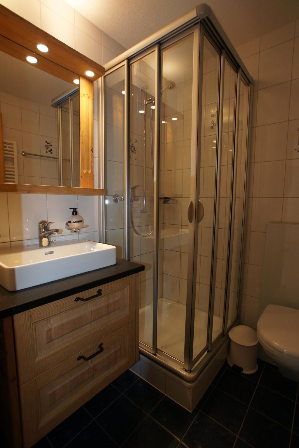 Sina Appartement/Fewo, Dusche oder Bad, WC, 1 Schlafraum 2-Bett-Wohnung - Drinnen