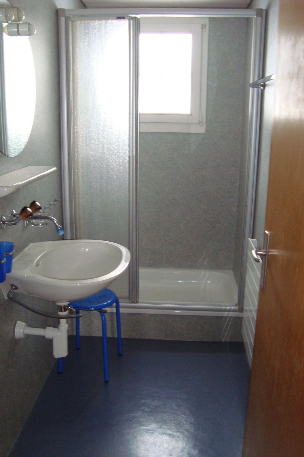 Chriba Appartement/Fewo, Dusche oder Bad, WC, 3 Schlafräume 6-Bett-Wohnung - Drinnen