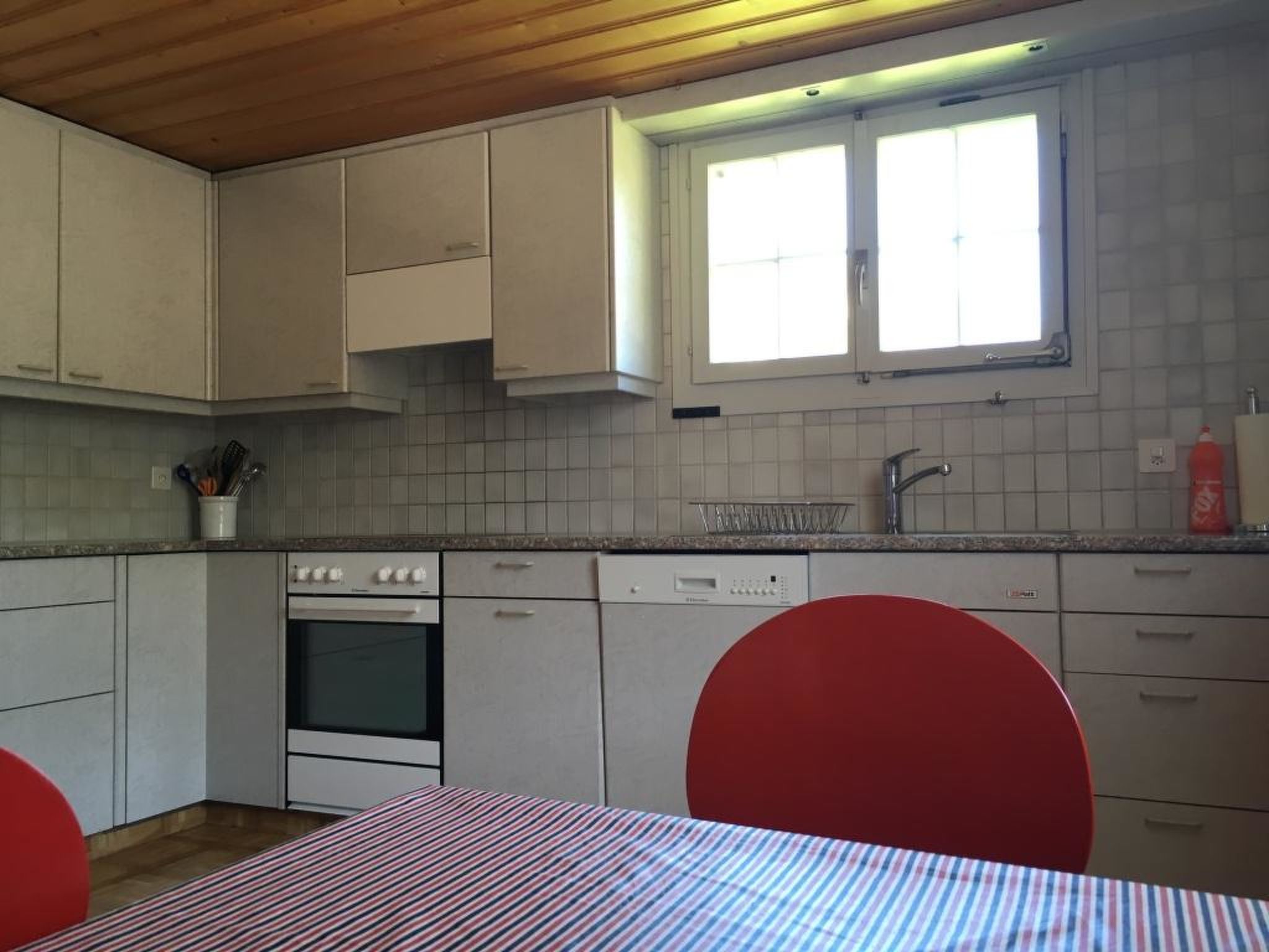 Chriba Appartement/Fewo, Dusche oder Bad, WC, 3 Schlafräume 6-Bett-Wohnung - Image 5
