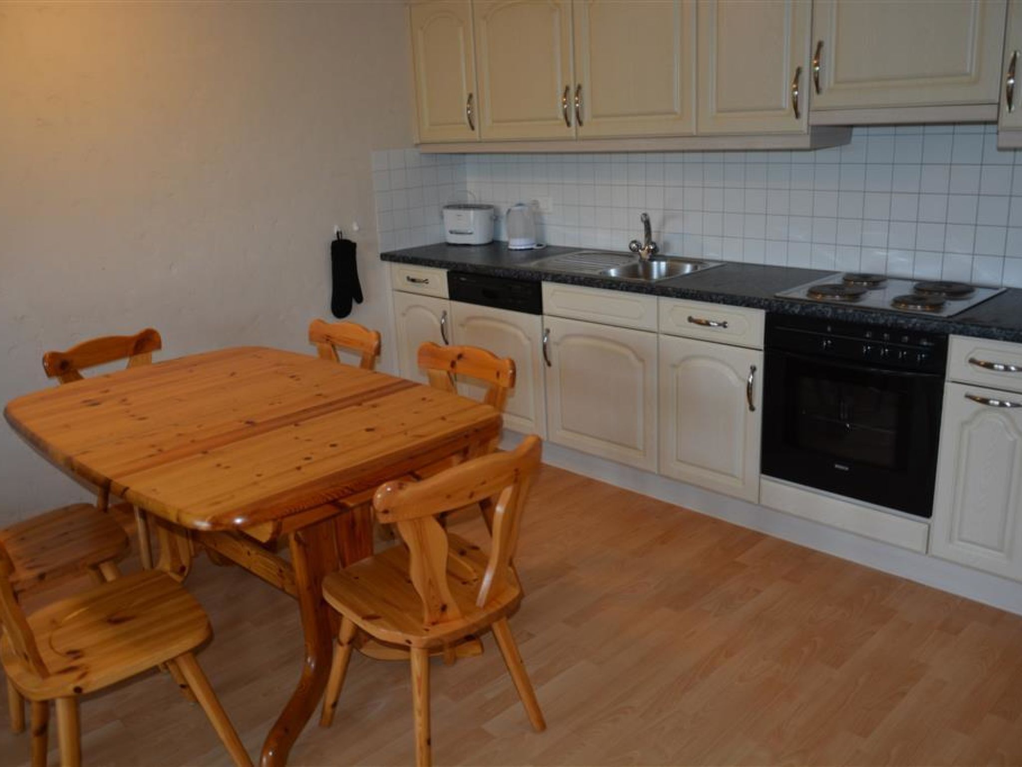 Photo of Henry (Hochparterre) Appartement/Fewo, Dusche oder Bad, WC 12-Bettwohnung