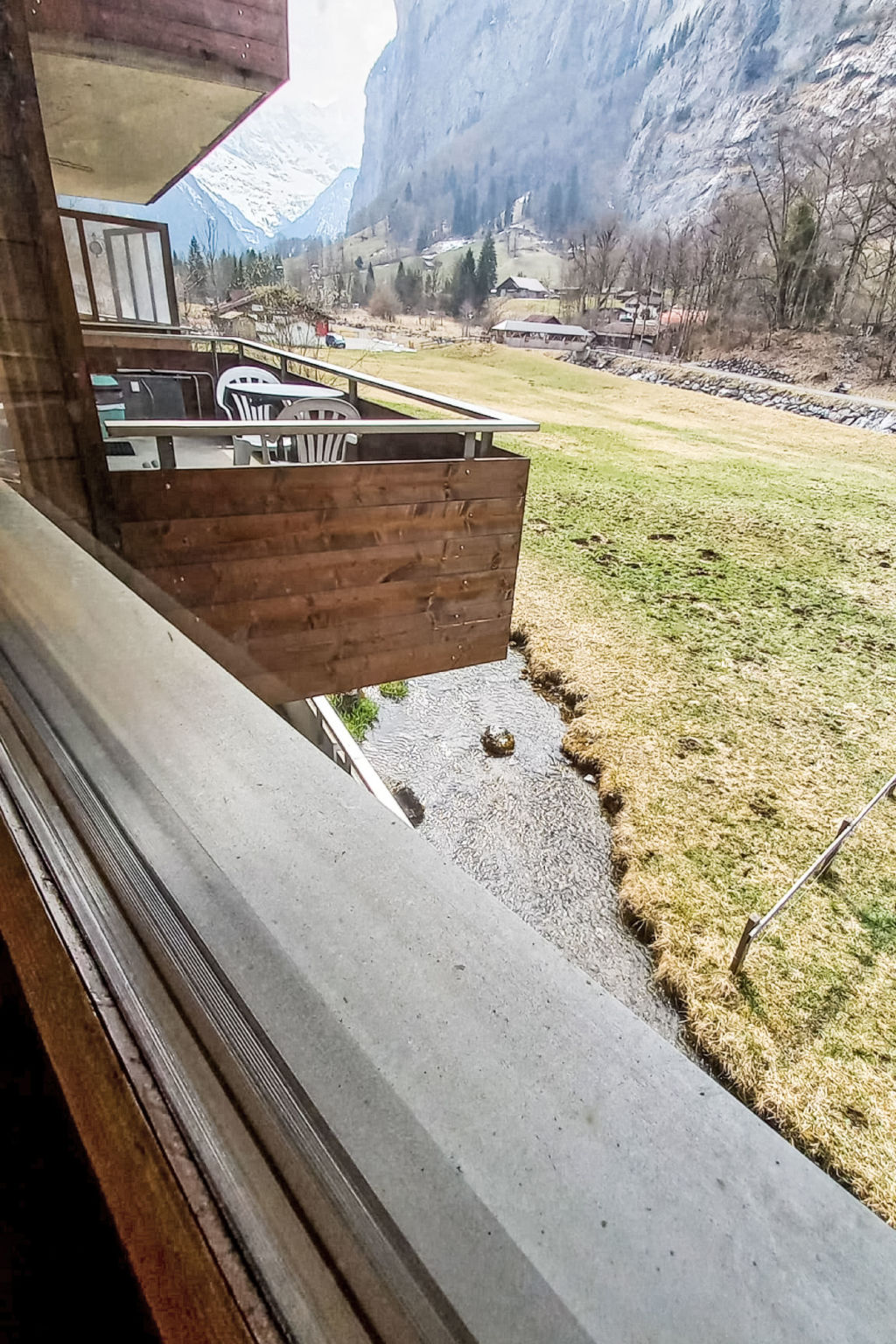 Photo of gegenüber den Staubbach Wasserfällen