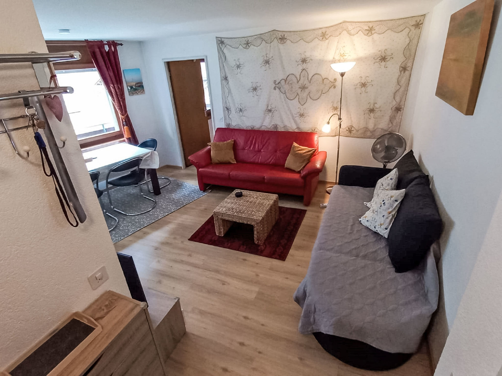 Photo of gegenüber den Staubbach Wasserfällen