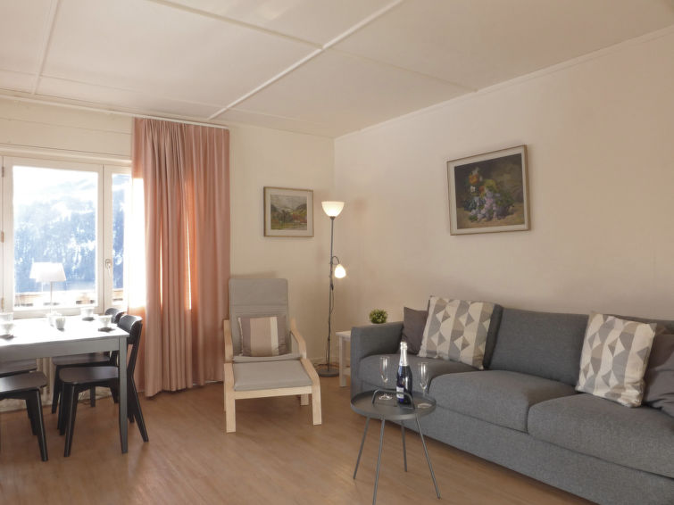 "Helene Apt Diana", appartement 3-kamers op de bovenverdieping. Ruim, comfortabel en gezellig ingericht: woonkamer met Sat-TV, radio en CD-speler. 1 kamer met 2 bedden (90 cm, lengte 190 cm), 1 divanb..