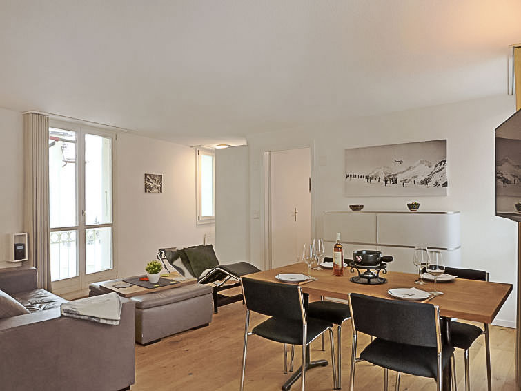 "Haus Lauber Apt.2", appartement 2-kamers 40 m2 op de 2e verdieping. Modern en smaakvol ingericht: woon-/eetkamer met TV. 1 kamer met 1 2-pers bed (2 x 90 cm, lengte 200 cm). Open keuken (oven, afwasm..