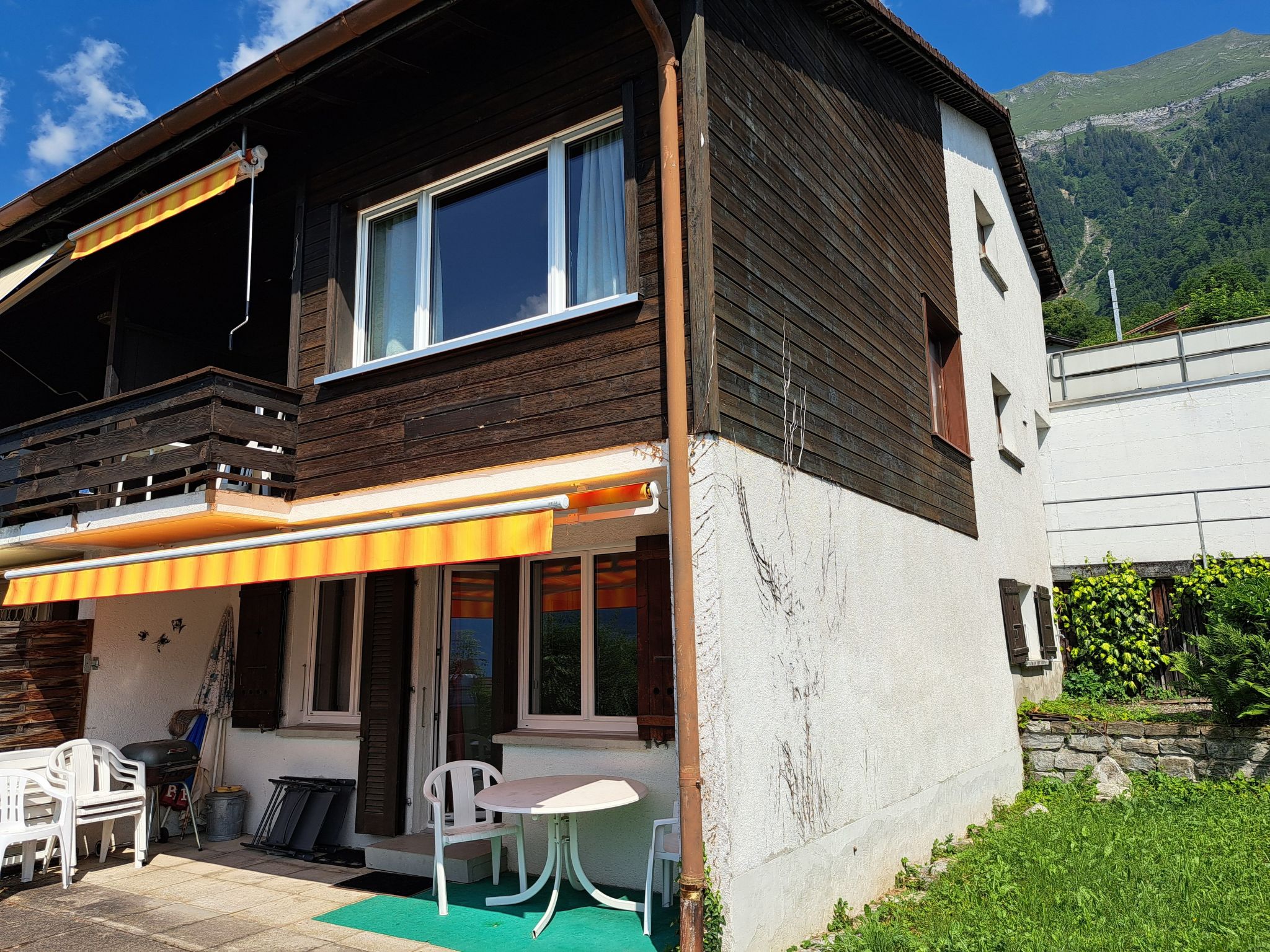 Maximaal 2 huisdieren/honden toegestaan. Discover this inviting, pet-friendly retreat for an unforgettable holiday right by the picturesque Lake Brienz. Situated in the quiet village of Oberried, a je..