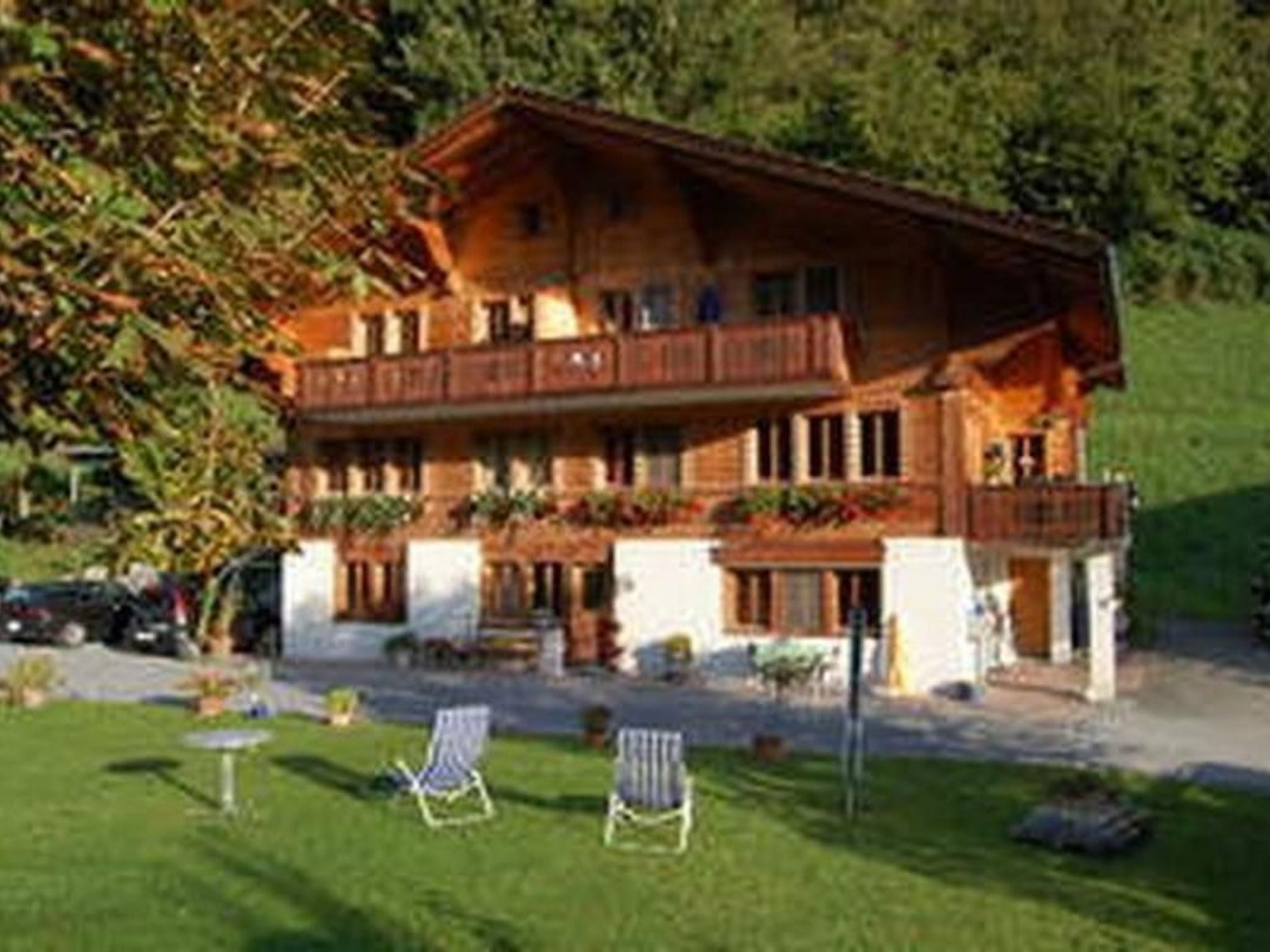 Experience unrivalled tranquillity and idyllic nature in our charming holiday studio, perfectly located in the heart of the Bernese Oberland. Whether you prefer to travel by car or use the well-connec..