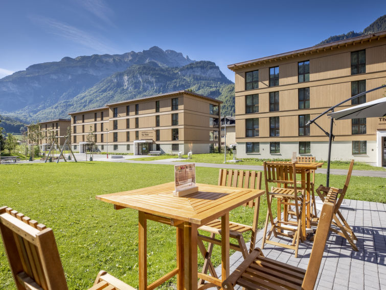 "Brünig", appartement 2-kamers 46 m2. Mooi en modern ingericht: woon-/eetkamer met 1 2-pers divanbed (160 cm, lengte 200 cm), eettafel, internationale TV-zenders en Flatscreen TV. Uitgang naar het ba..