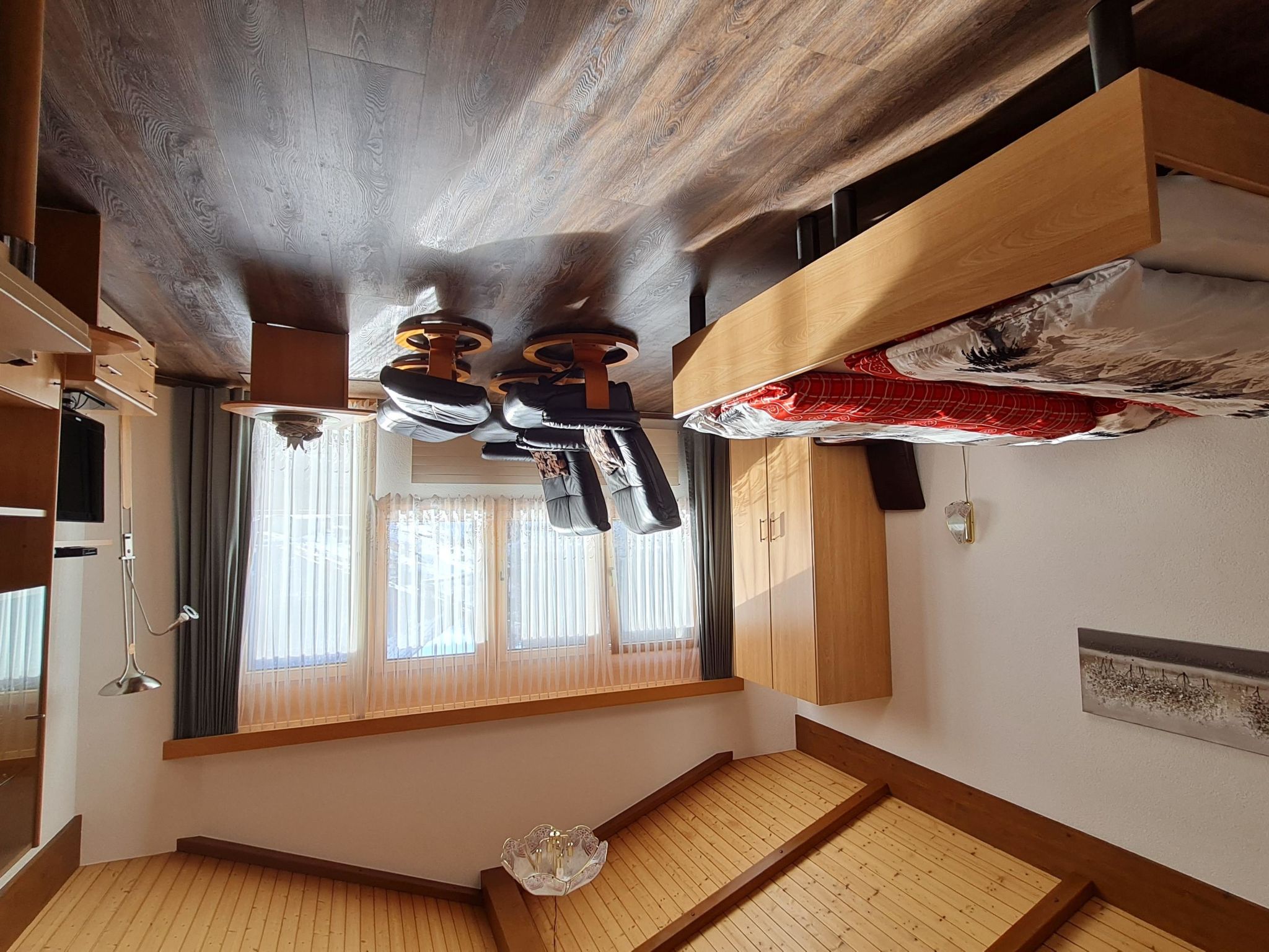 56 m2. Meer informatie beschikbaar bij de aanbieder: The house Orion is sunny and centraly located, a little further away from the main street, about 50 m. from the cable car Hohsaas. Busstop, sportar..