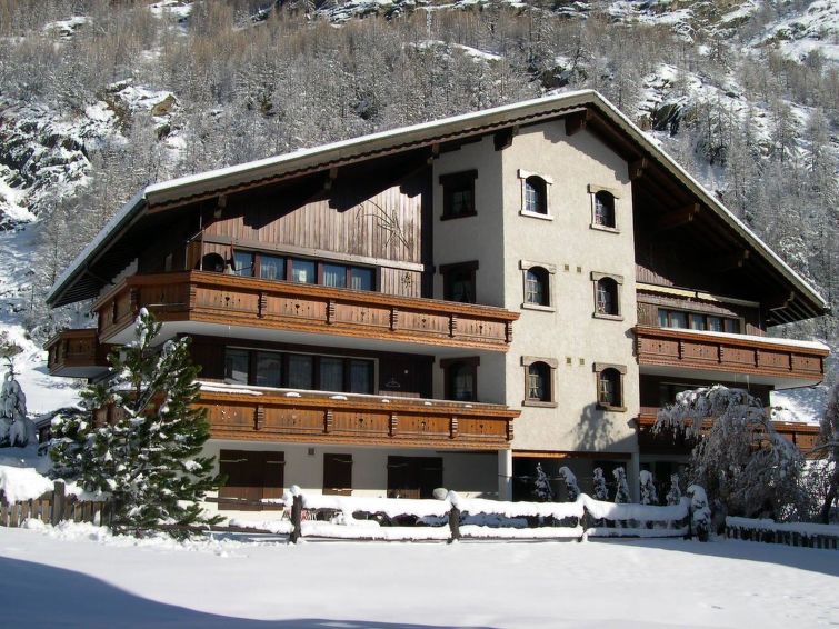 58 m2. Meer informatie beschikbaar bij de aanbieder: The house Sunshineis situated at a quiet and central location. The busstop to Saas Fee, the cablecar Kreuzboden-Hohsaas, the tenniscourt and th ice..