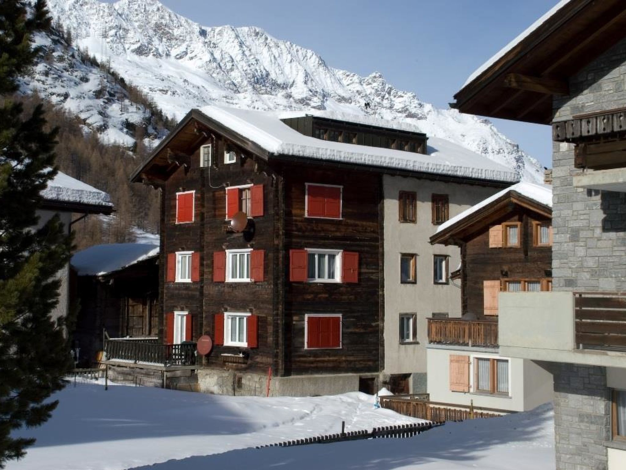 70 m2. Meer informatie beschikbaar bij de aanbieder: The 4 room appartment + 2 bath rooms is in a dwelling with 3 apartments, very centrally situated, close to the chair lift. Dear guests, our flat is..