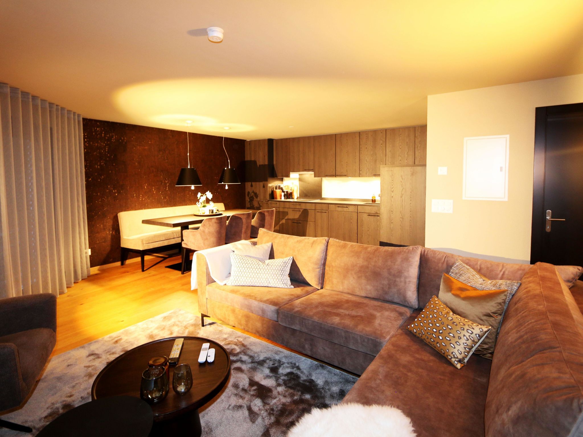 Hollywood 1-Inside