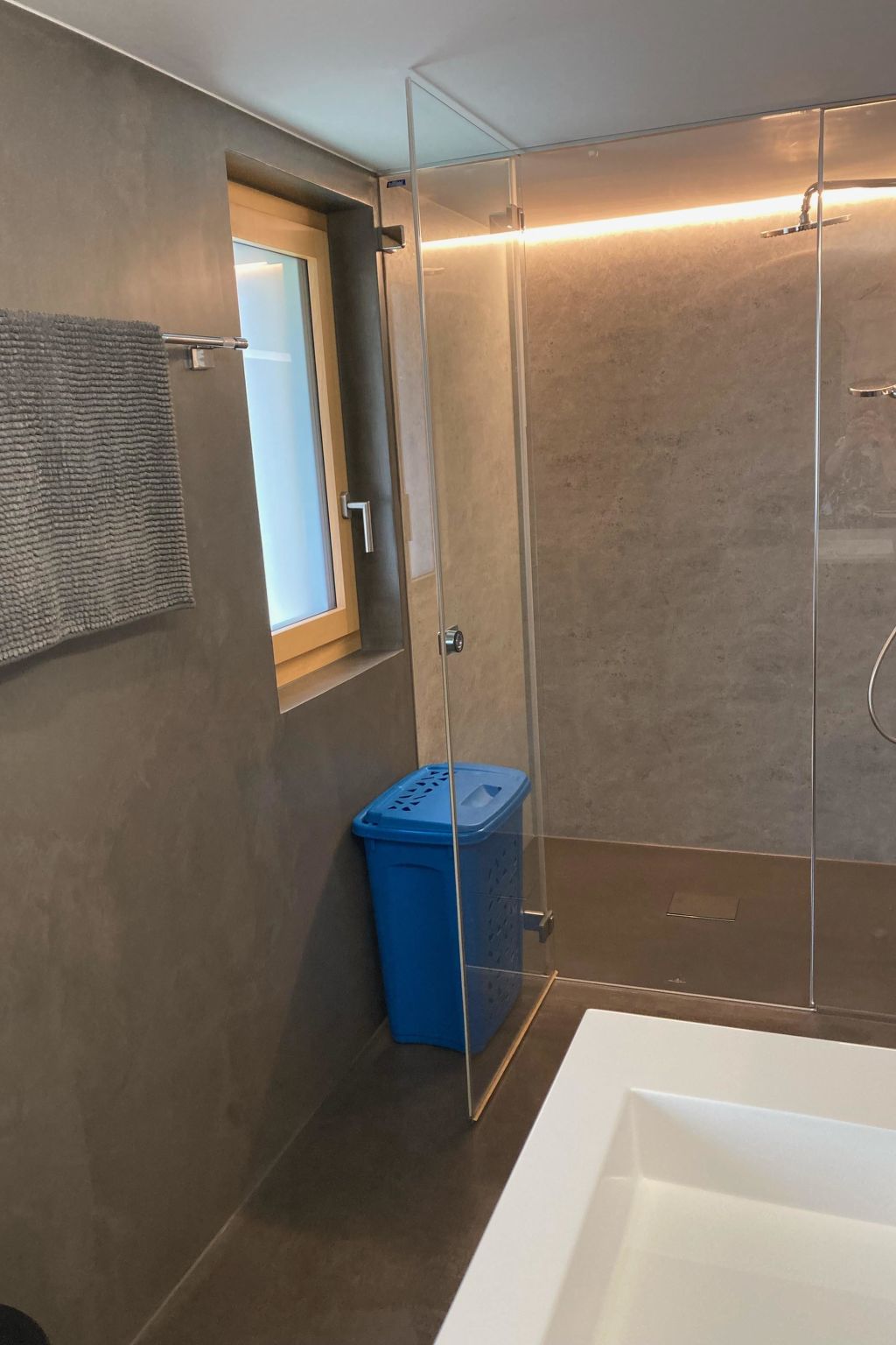 Ferienwohnung Dorfbrunnu Appartement/Fewo, Dusche, WC 4-Bettwohnung, Dusche, WC - Binnen