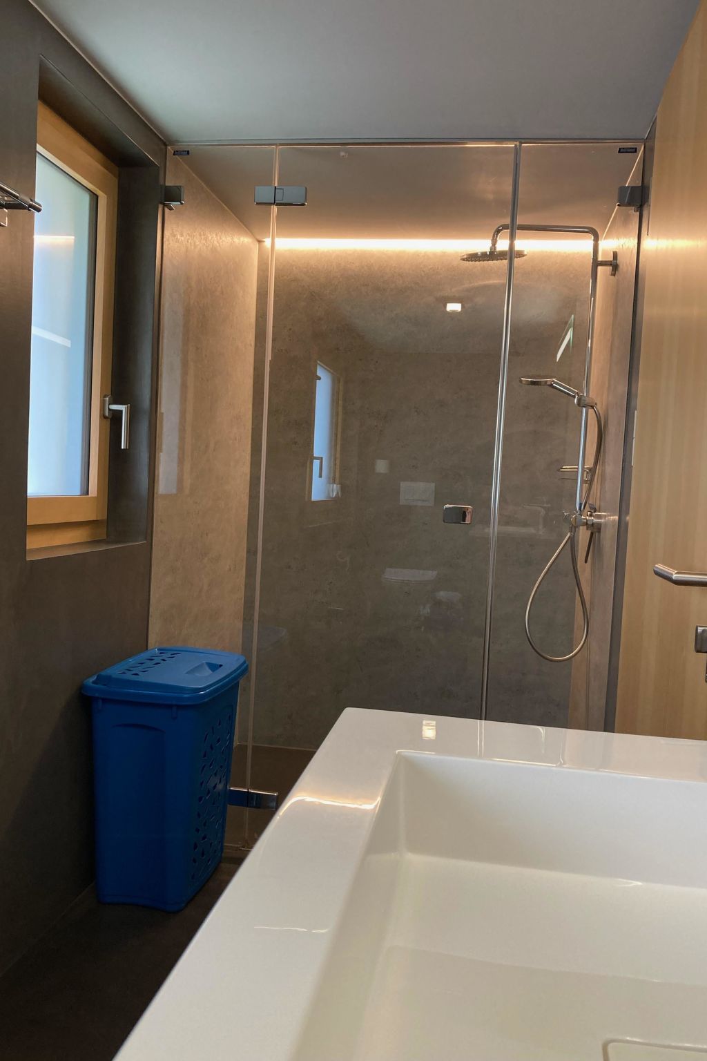 Ferienwohnung Dorfbrunnu Appartement/Fewo, Dusche, WC 4-Bettwohnung, Dusche, WC - Binnen