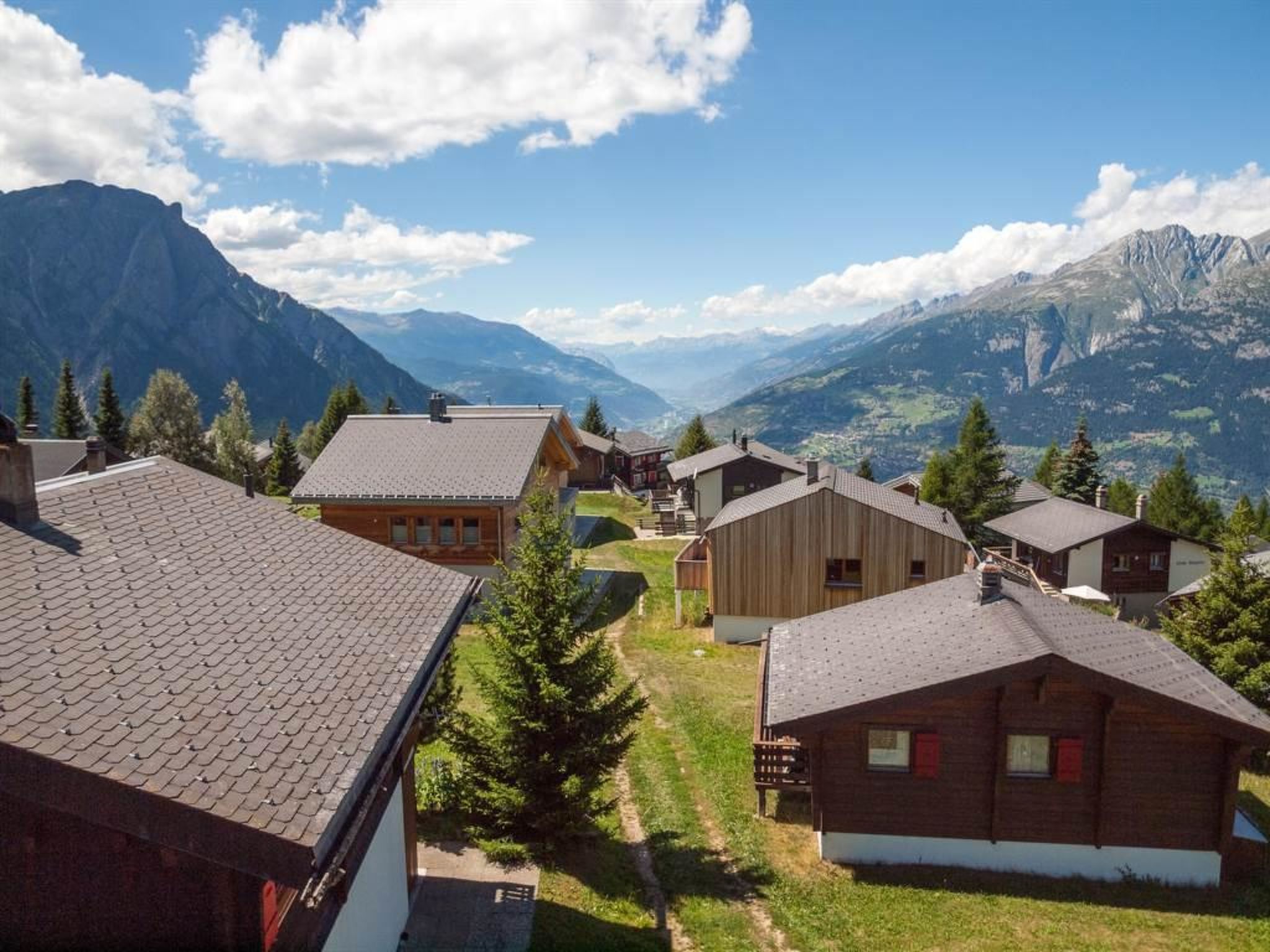 Gruppenhaus Walliser Alpstyle 2. Stock - Image-tags.info
