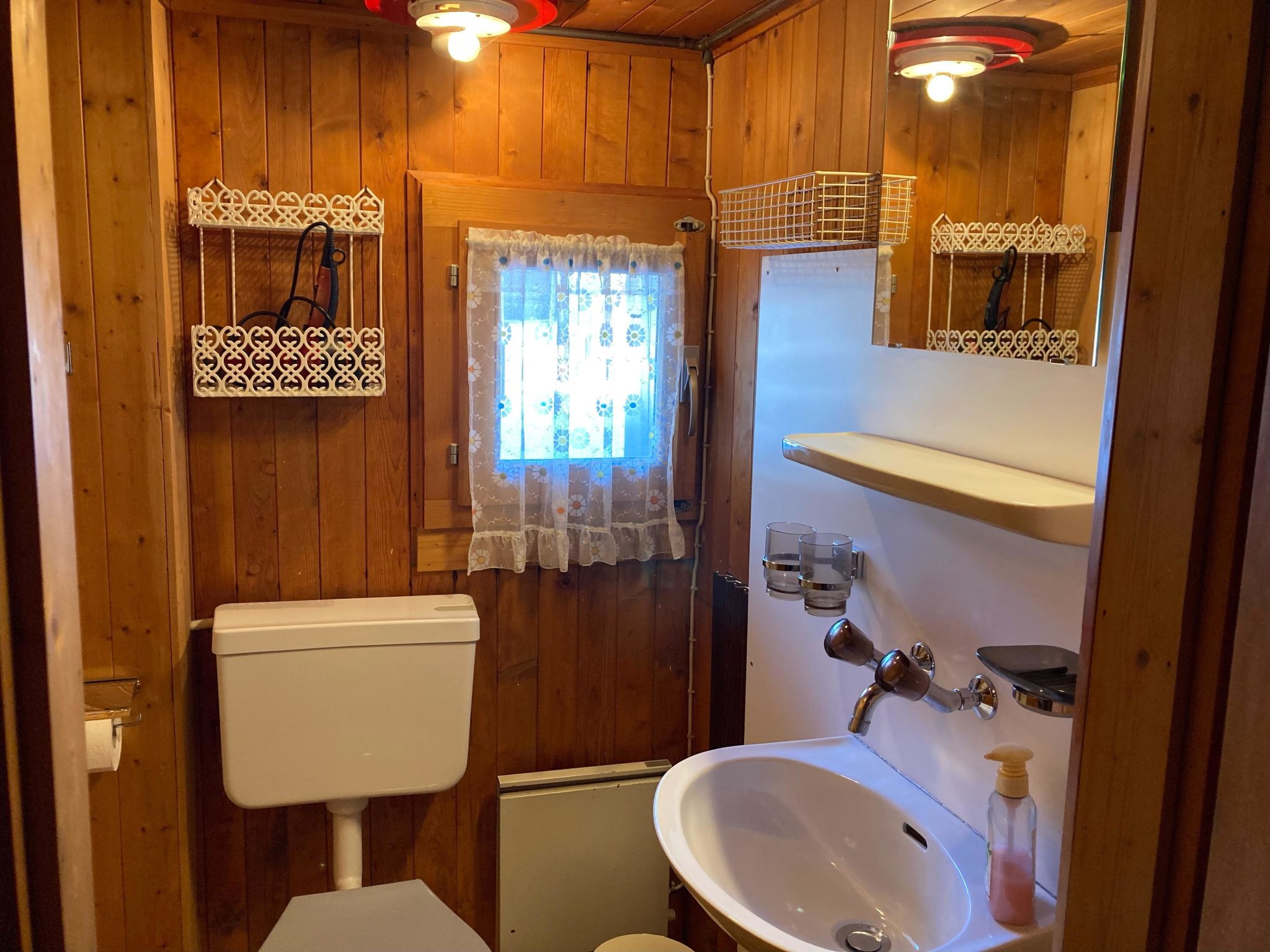 Chalet Alphütte Appartement/Fewo, Dusche, WC 4-Bettwohnung Erdgeschoss - Binnen