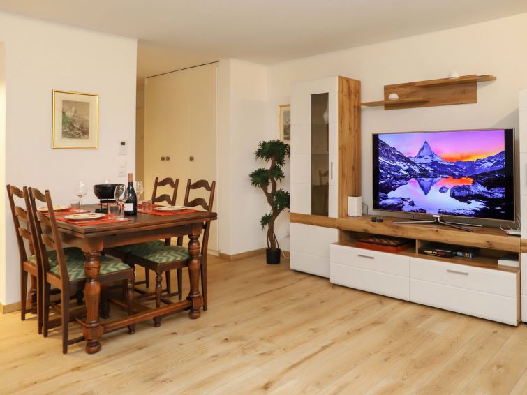 "Grillon", appartement 3-kamers 90 m2, op de begane grond, op het zuiden gelegen. Licht, volledig gerenoveerd in 2022, mooi en modern ingericht: open woon-/eetkamer met eettafel en TV. Uitgang naar he..