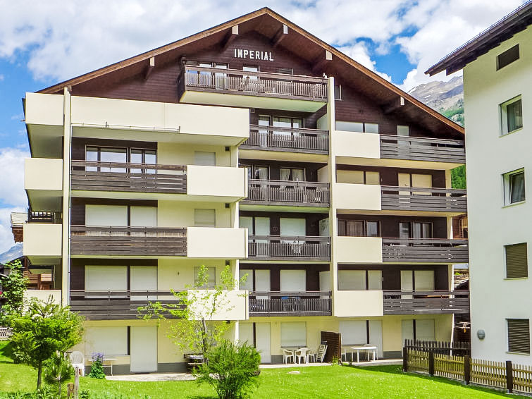 Appartement 4-kamers 115 m2 op de 4e verdieping. Licht, comfortabel en gezellig ingericht: woonkamer met open haard, eettafel en TV. Uitgang naar het balkon. 2 2-pers. kamers, elke kamer heeft 1 2-per..