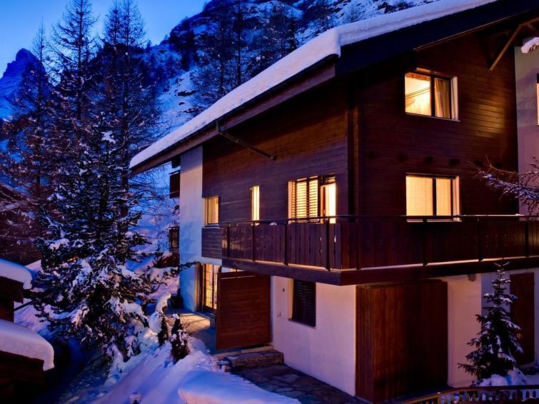 Centraal gelegen vakantiehuis in Zermatt met whirlpool en open haard in Zermatt