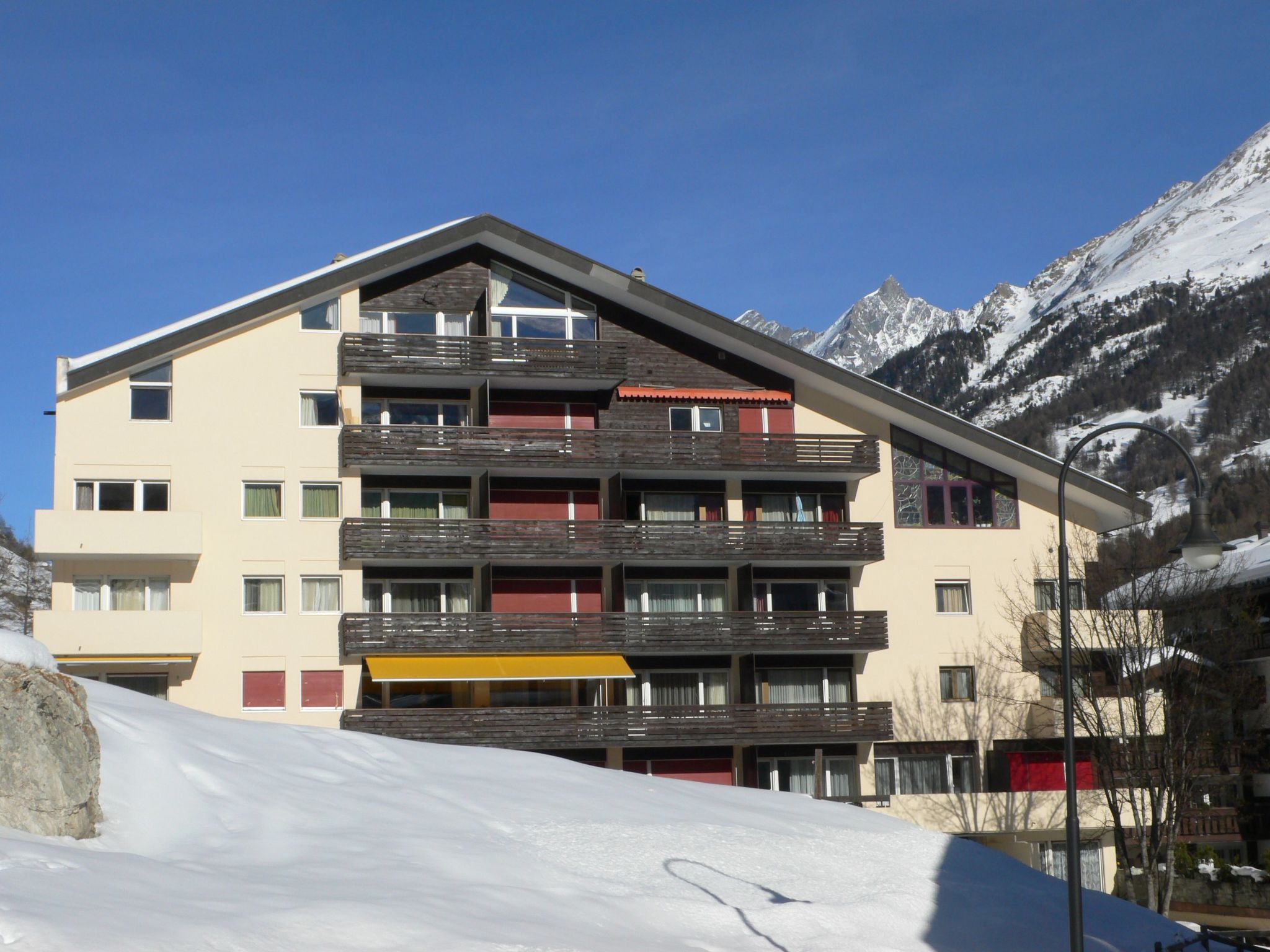 Haus Zayetta 1, Orange, (Zermatt), 1993.18