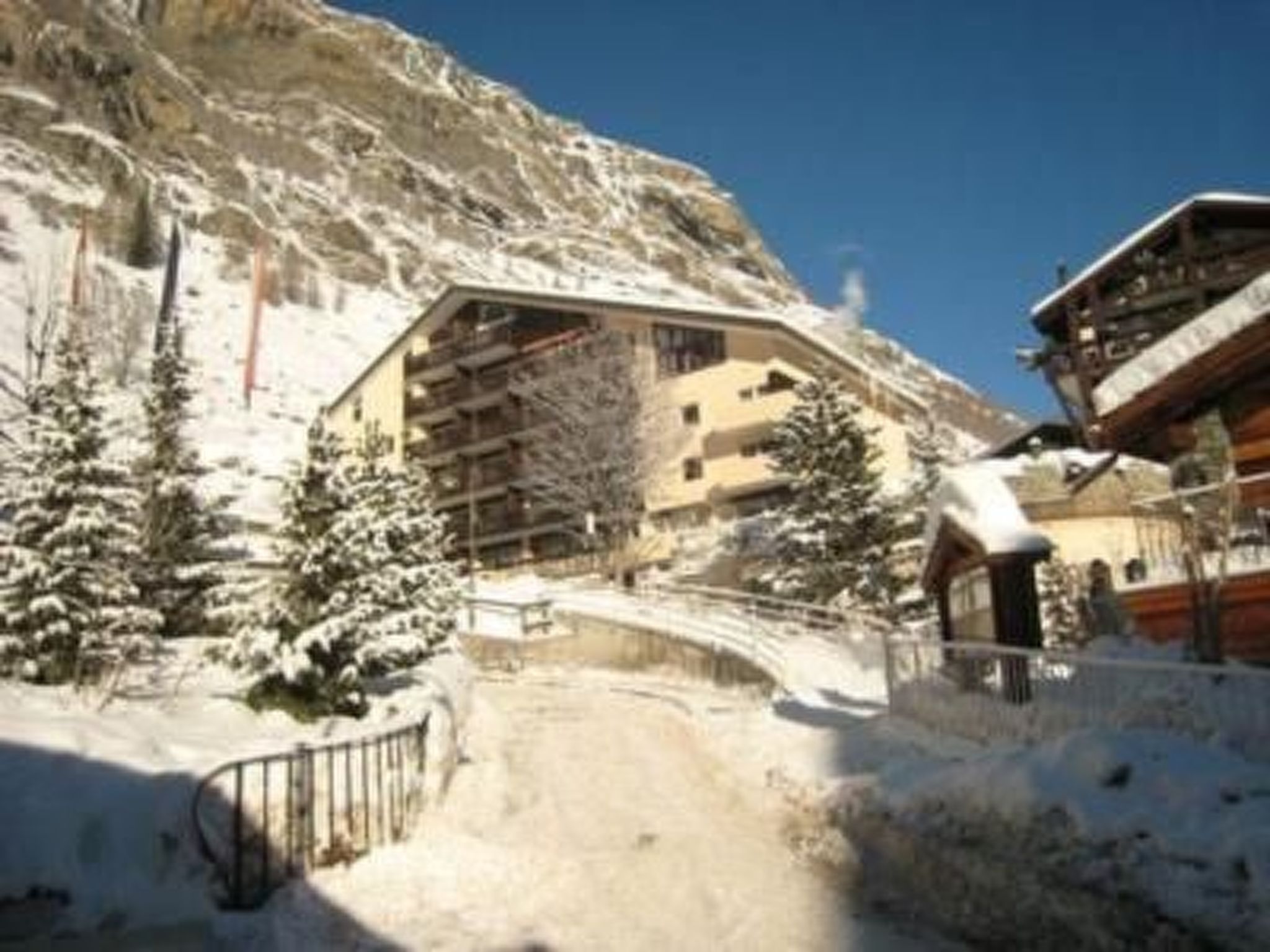Haus Zayetta 1, Orange, (Zermatt), 1993.18