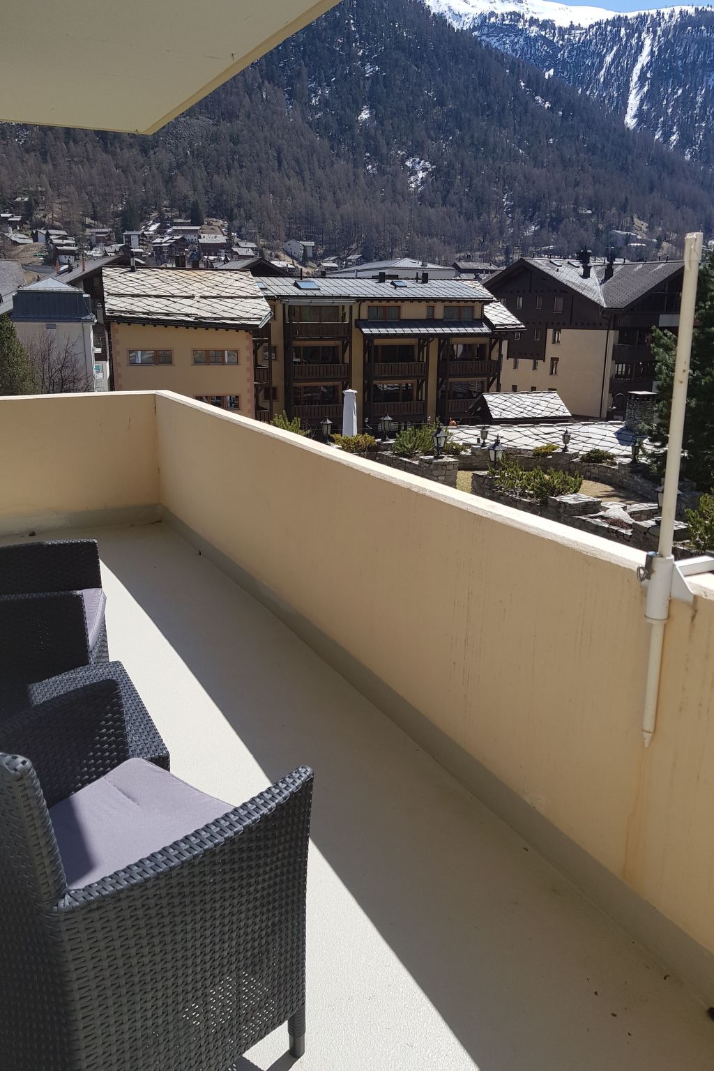 Haus Zayetta 1, Orange, (Zermatt), 1993.18 - Draußen