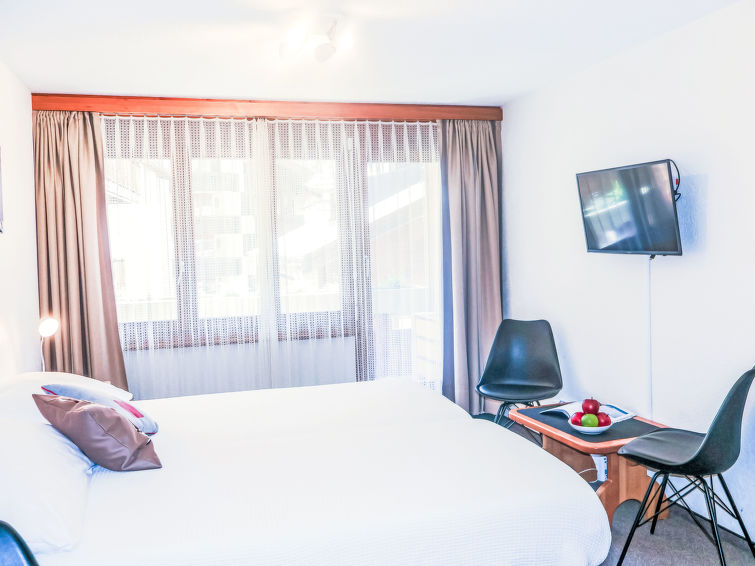 Appartement 1-kamer 28 m2 op de 2e verdieping, op het oosten gelegen. Eenvoudig en comfortabel ingericht: woon-/slaapkamer met 2 bedden (90 cm, lengte 200 cm), eettafel en TV. Uitgang naar het balkon,..