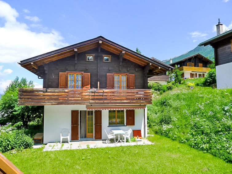 Chalet 4-kamers 75 m2. Doelmatig en gezellig ingericht: woon-/eetkamer met bad/WC, wastafel en Kabel-TV (Flatscreen TV), radio en DVD. Uitgang naar het terras. Open keuken (oven, afwasmachine, 4 keram..