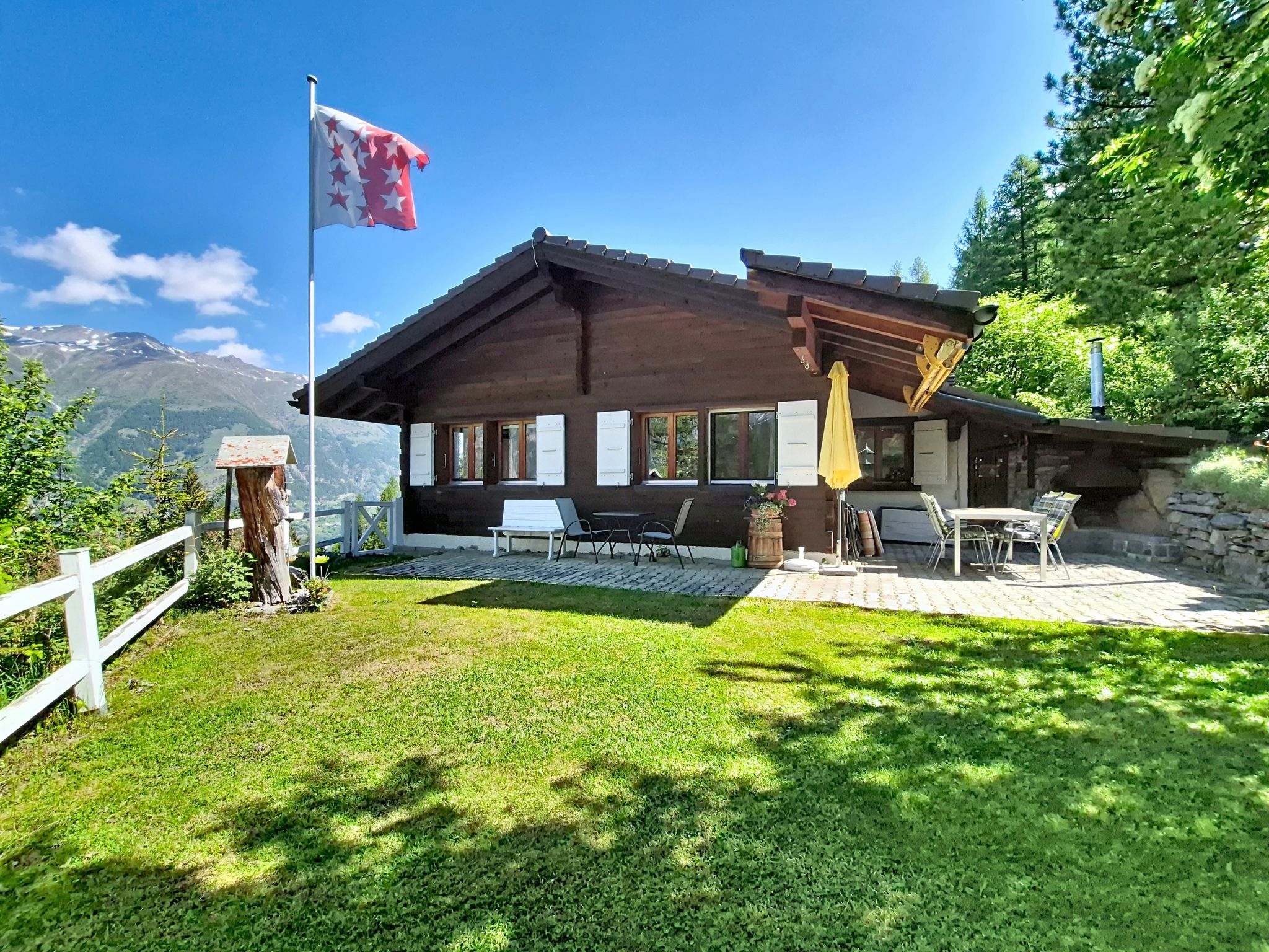 Chalet 2-kamers 90 m2. Comfortabel en gezellig ingericht: woon-/eetkamer met zwedenkachel, eethoek en Kabel-TV (Flatscreen TV). Uitgang naar de tuin, naar de zitplaats in de tuin, op het zuiden. 1 2-p..