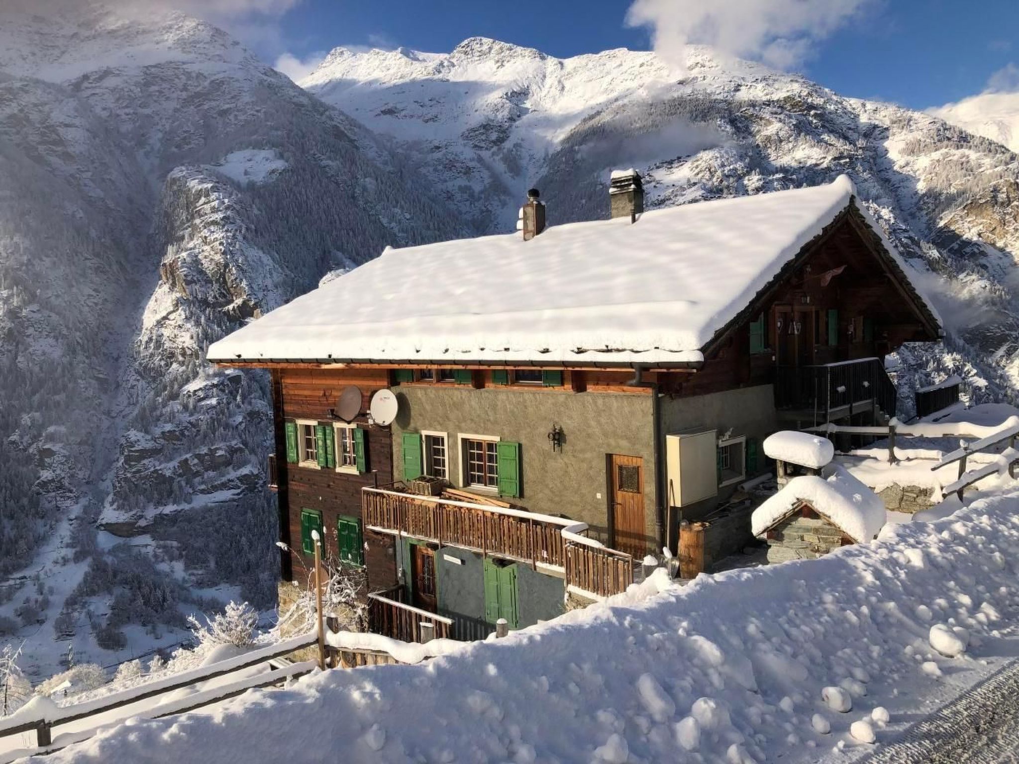 Ferienhaus mit umzäuntem Garten in St Niklaus (Schweiz) und 1 Hund erlaubt