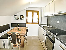 Zonovergoten chaletappartement aan de skipiste in Grächen - thumbnail 3
