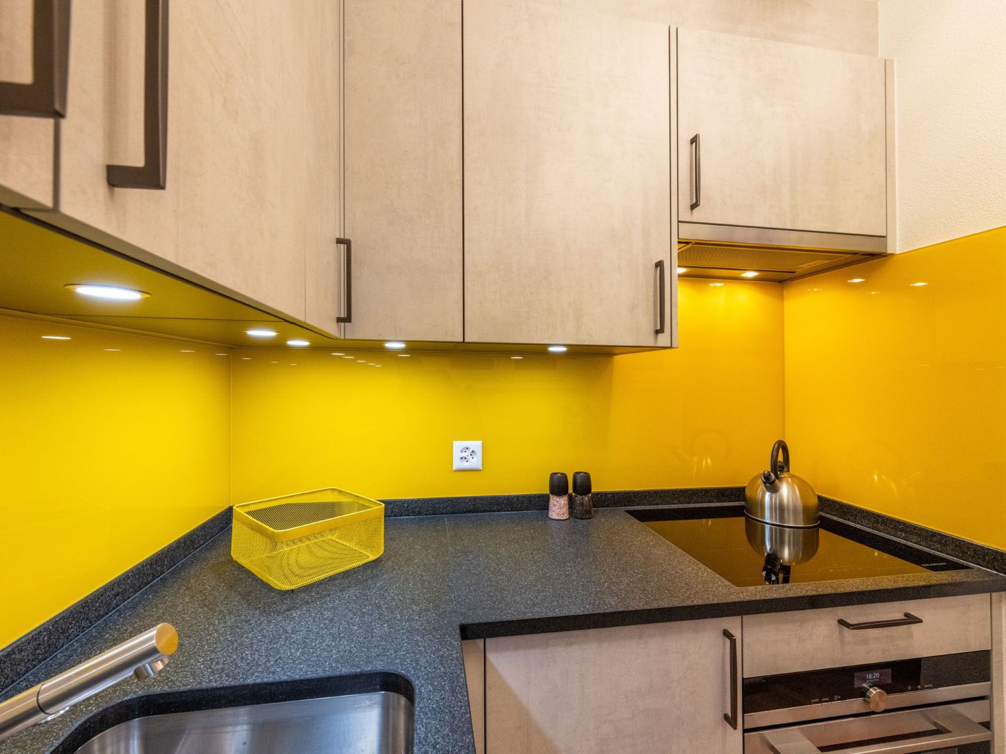 Ambassador "Yellow Home", (Grächen), 1048