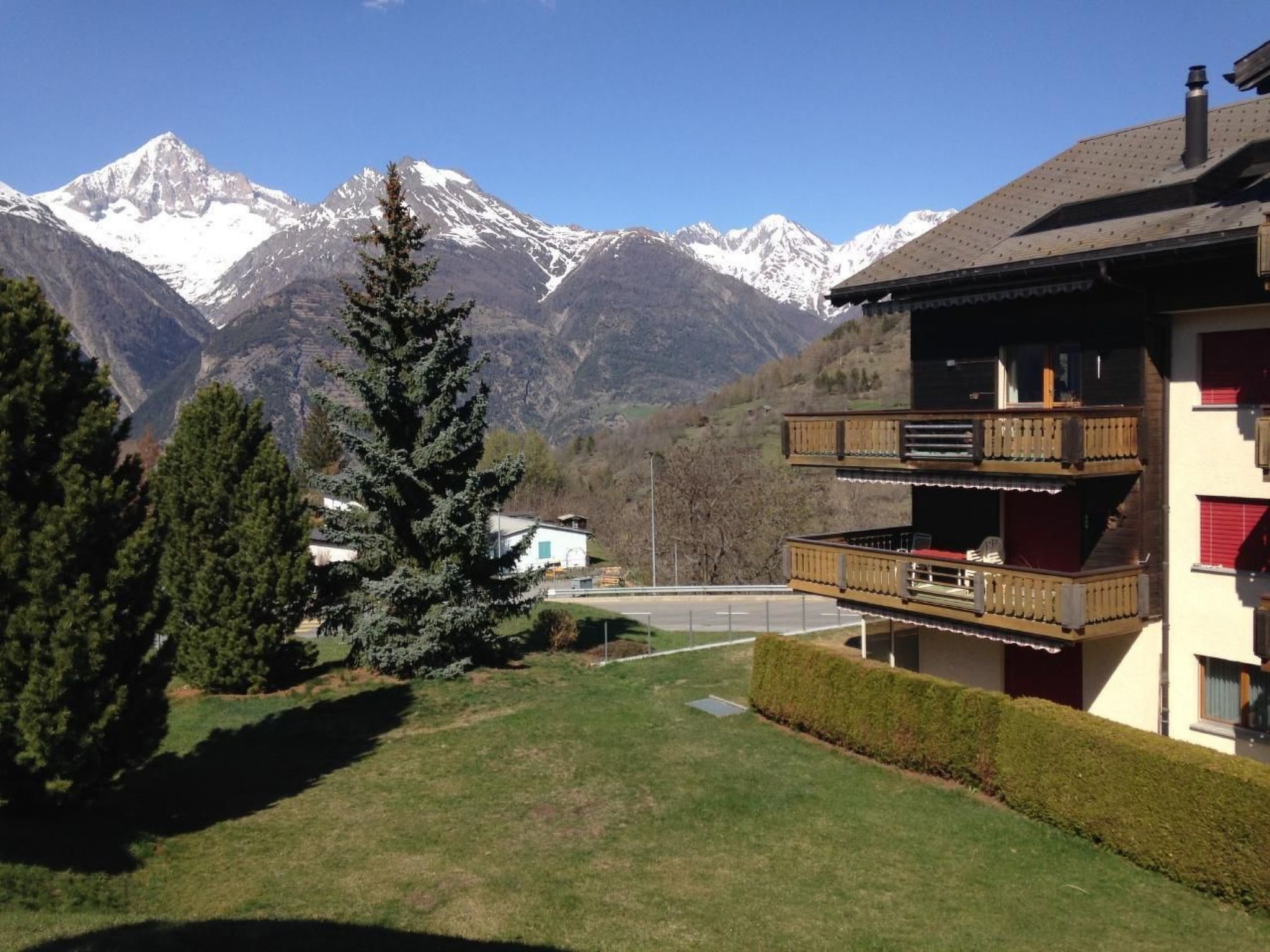 In a holiday paradise away from the hustle and bustle!Unterbäch is situated on a sunny high plateau (1200 metres above sea level) in the wonderful mountain air high above the Rhone Valley. Thanks to ..