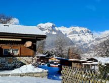 Chalet Haus (bei Einfahrt grosser Nussbaum )